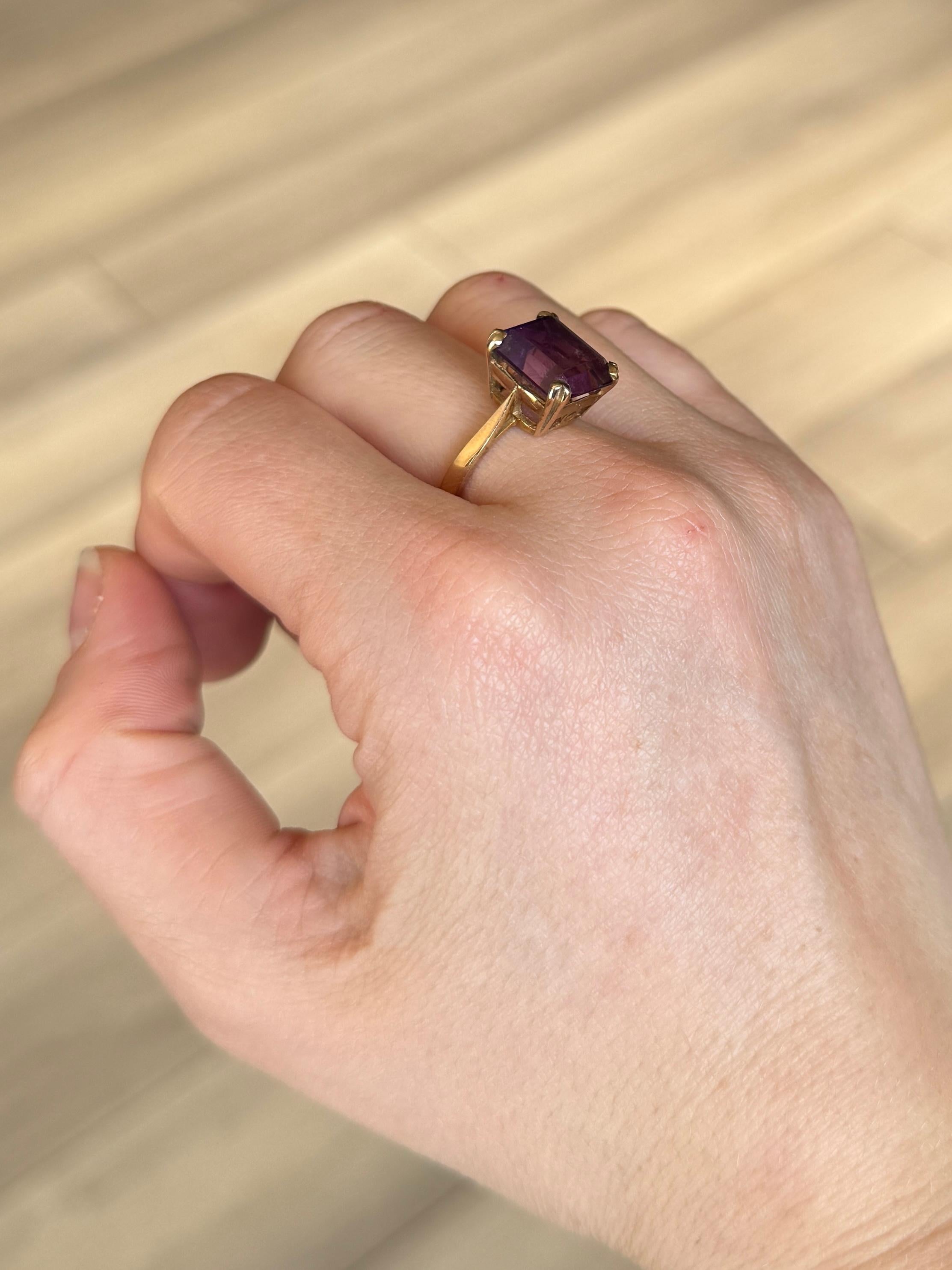 La amatista de este anillo es de un precioso color morado intenso y se complementa con el oro amarillo de 9 quilates. Totalmente hallmarked Londres 1975.

Talla del anillo: M o 6 1/4 
Dimensiones de la Piedra: 12,5x10mm 

Peso: 3.8 g