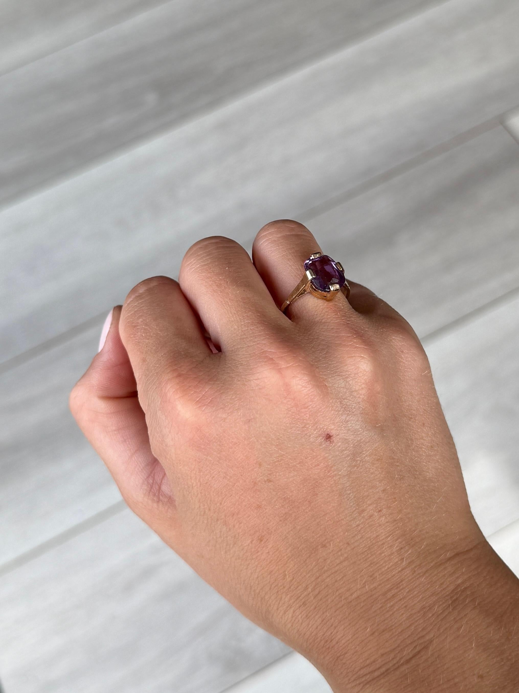 Este precioso anillo de cóctel contiene una amatista de color morado brillante y resplandeciente. La piedra se sujeta con garras anchas y el resto del anillo es muy sencillo y está modelado en oro de 9 ct. 

Tamaño del anillo: L 1/2 o 6 
Dimensiones