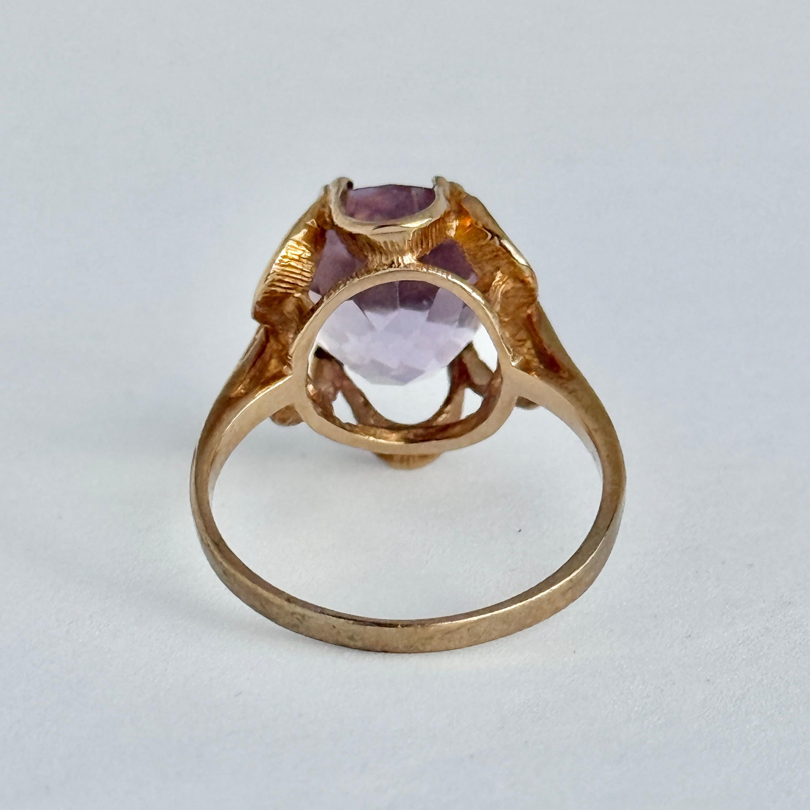 Questo splendido anello da cocktail contiene un'ametista lucida e di colore lilla chiaro. La pietra è trattenuta da griffe smerlate e il resto dell'anello è molto semplice e modellato in oro 9ct. Completamente marchiato Londra 1989.

Misura