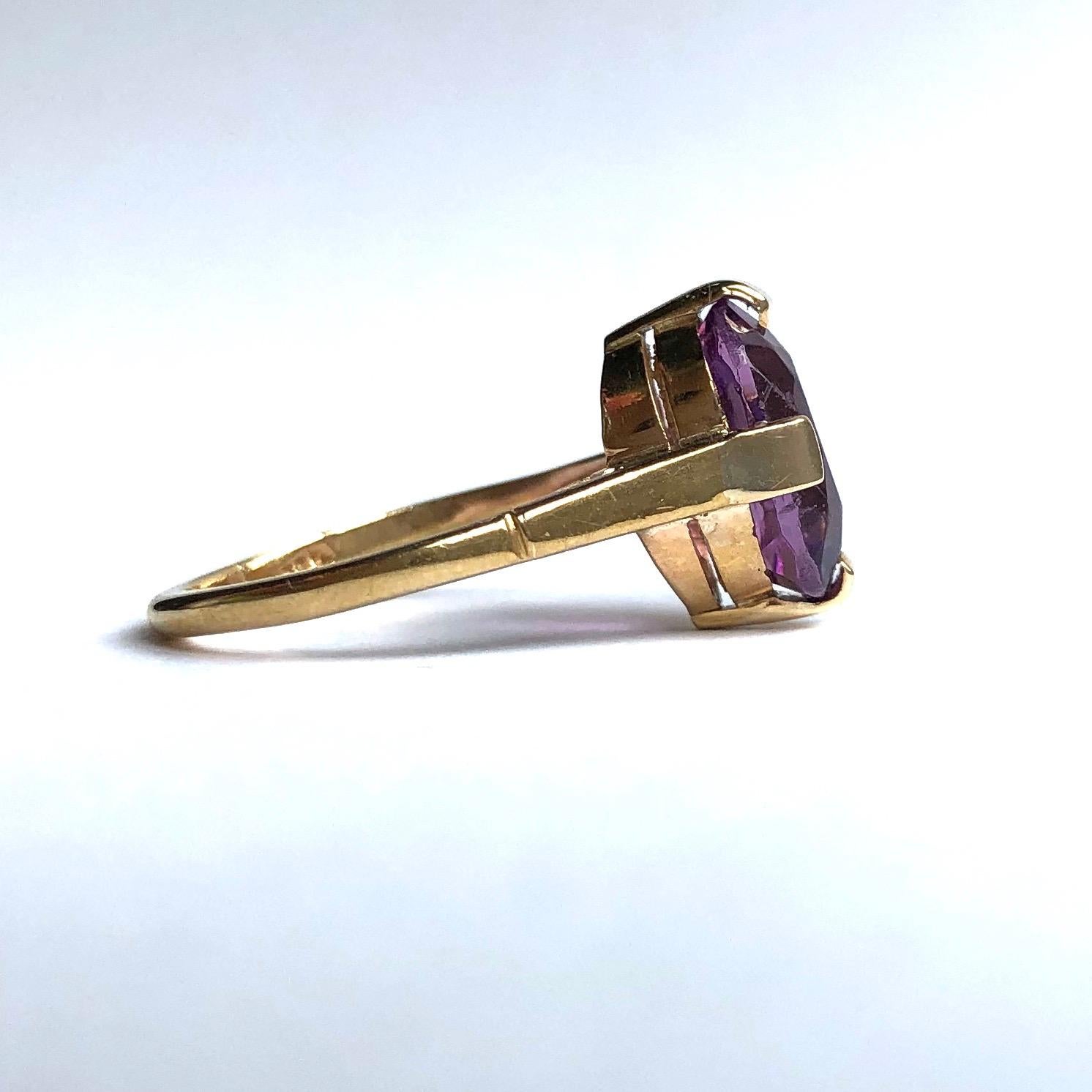 Dieser wunderschöne Cocktailring enthält einen Amethysten, der glänzend und hellviolett ist. Der Stein wird von breiten Krallen gehalten und der Rest des Rings ist sehr einfach und in 9-karätigem Gold modelliert. 

Ring Größe: L 1/2 oder 6 
Stein