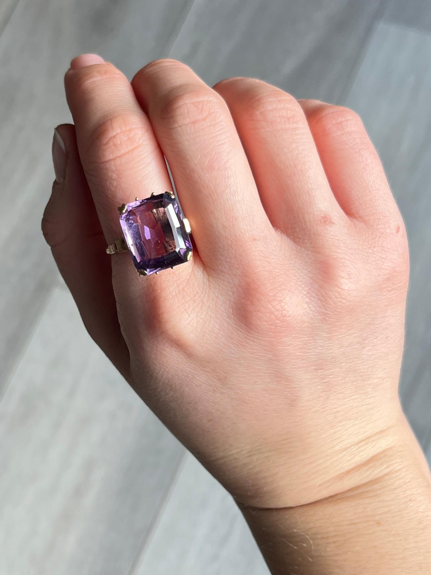 Anillo de cóctel vintage de amatista y oro de 9 quilates Corte esmeralda en venta