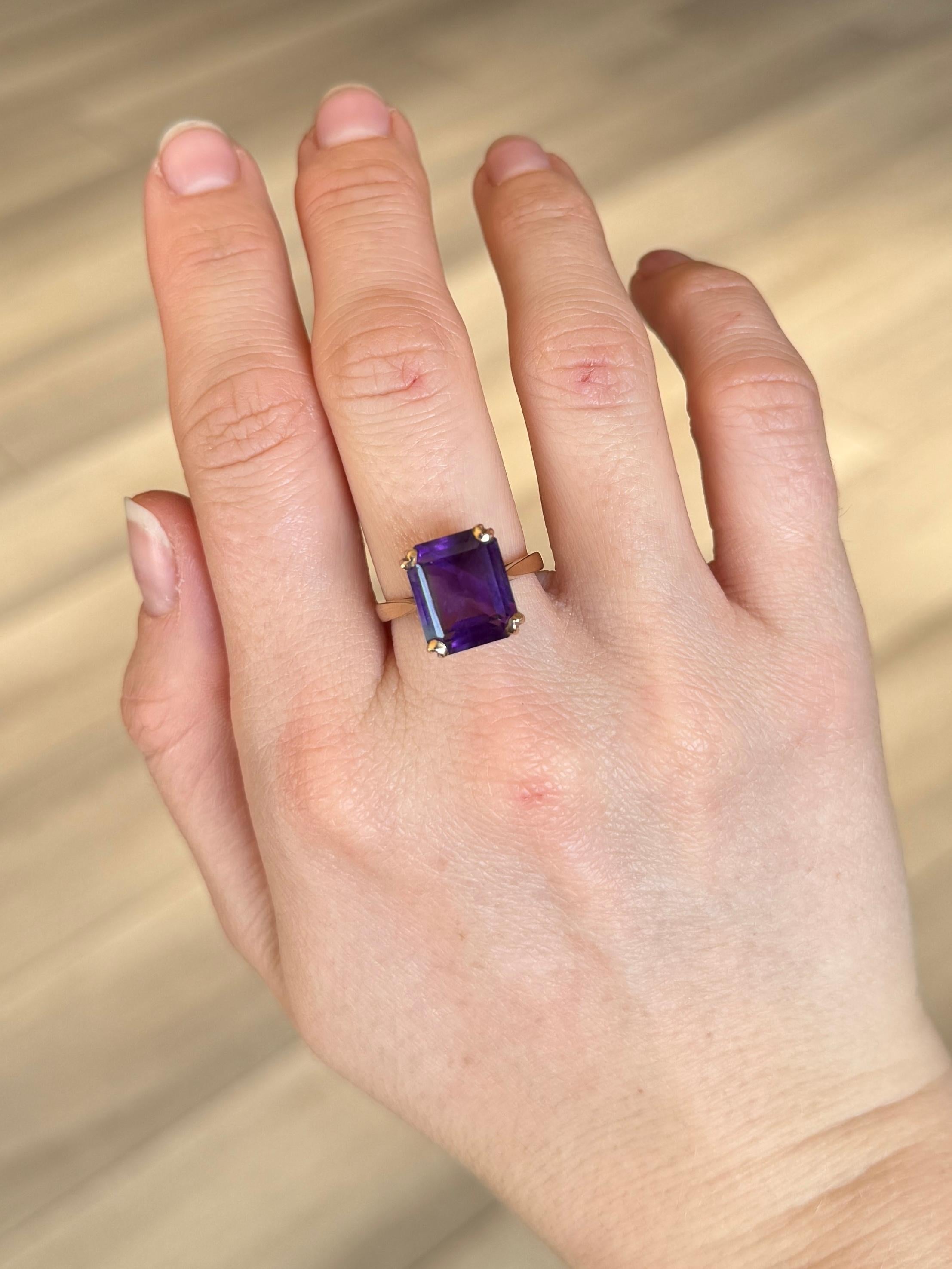 Anillo de cóctel vintage de amatista y oro de 9 quilates Corte esmeralda en venta