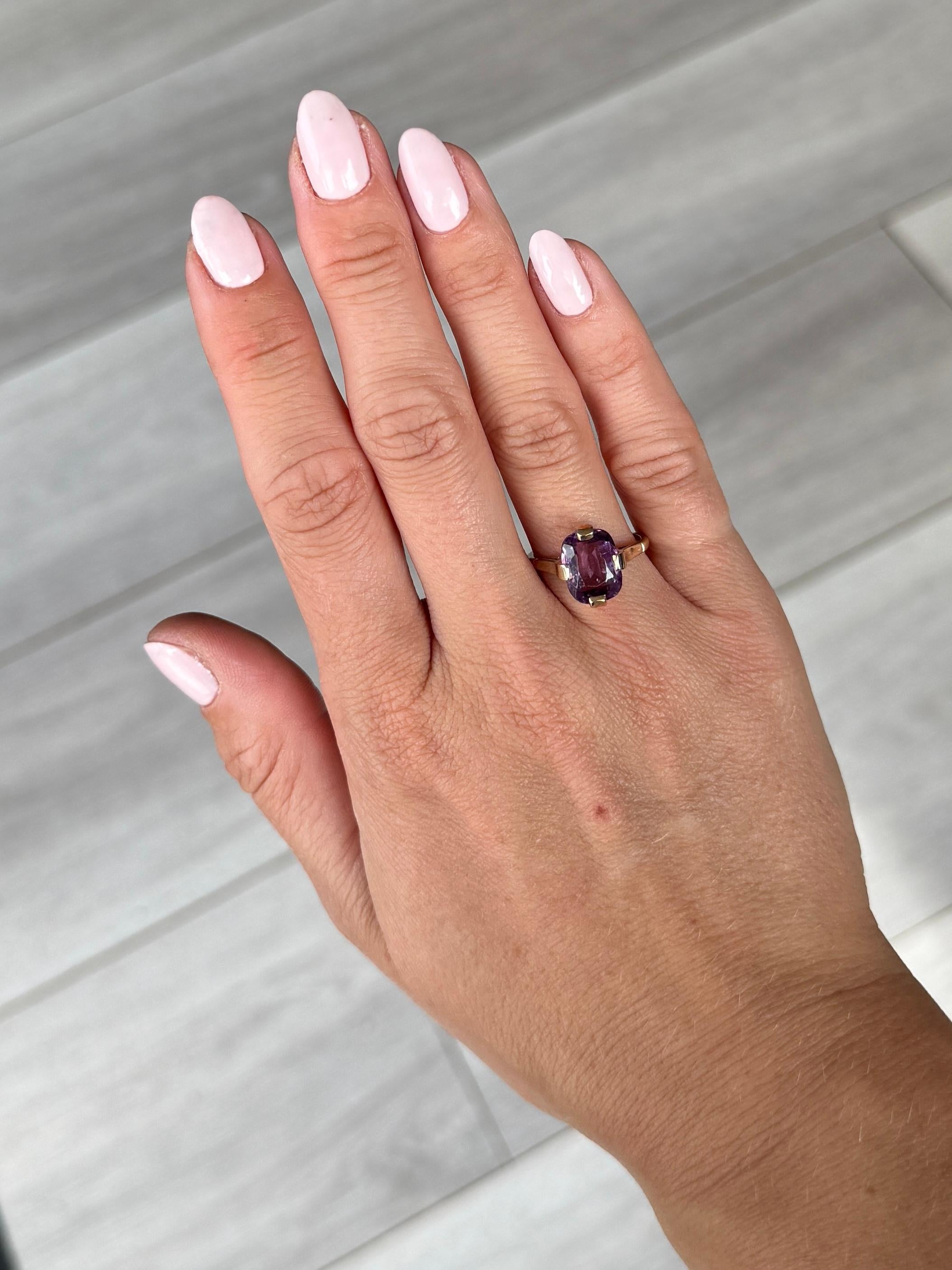 Anillo de cóctel vintage de amatista y oro de 9 quilates Moderno en venta