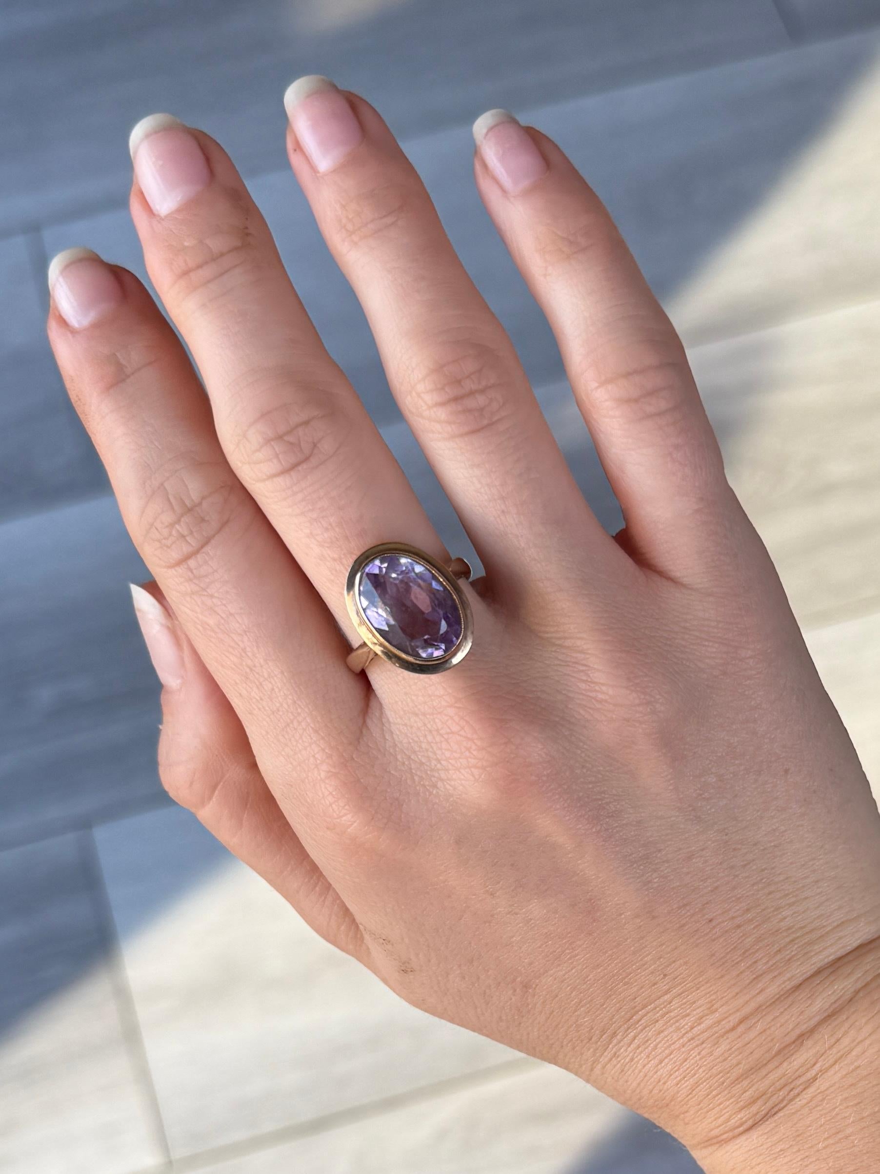 Vintage-Cocktailring mit Amethyst und 9 Karat Gold im Zustand „Gut“ im Angebot in Chipping Campden, GB