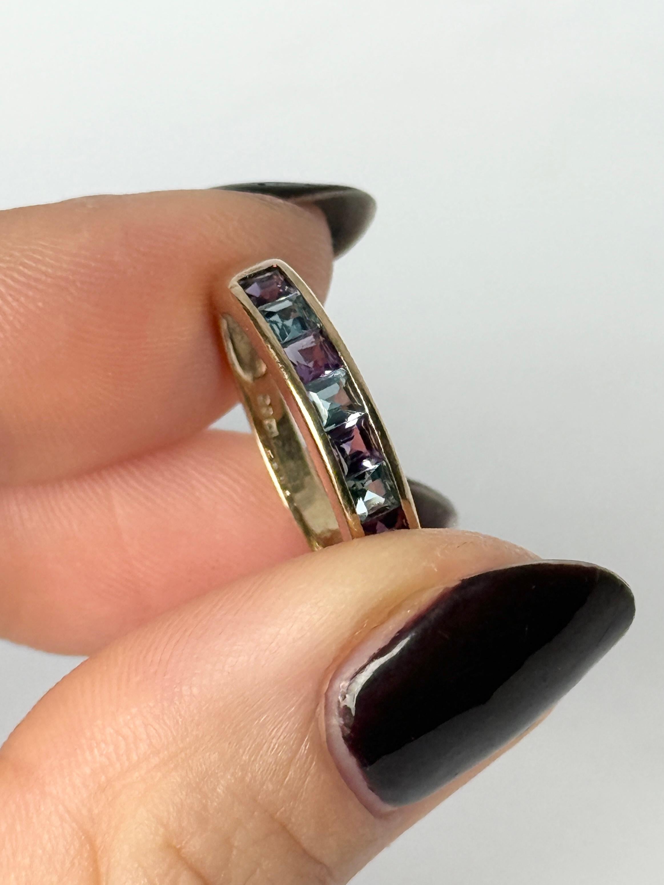 Die vier lilafarbenen Amethyste ergeben insgesamt ca. 40 Punkte und die Aquasteine insgesamt 30 Punkte.  Der Ring ist aus 9 Karat Gold modelliert.

Ringgröße: I 1/2 oder 4 1/2 
Bandbreite: 4mm 

Gewicht: 2.1g