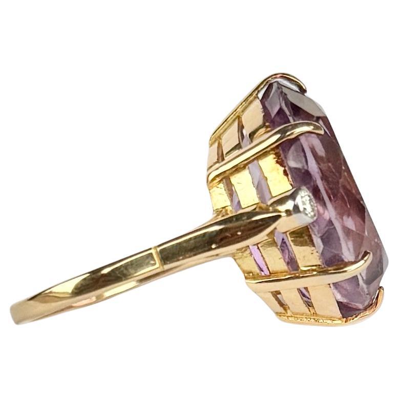 Der Amethyststein in diesem Ring ist hell und von wunderschöner Farbe. Zu beiden Seiten des zentralen Steins befindet sich ein Diamant. Diamant insgesamt 10 Punkte. Gefertigt aus 18 Karat Gold. Amethyst Abmessungen 19x17mm.

Ringgröße: P oder 7 3/4