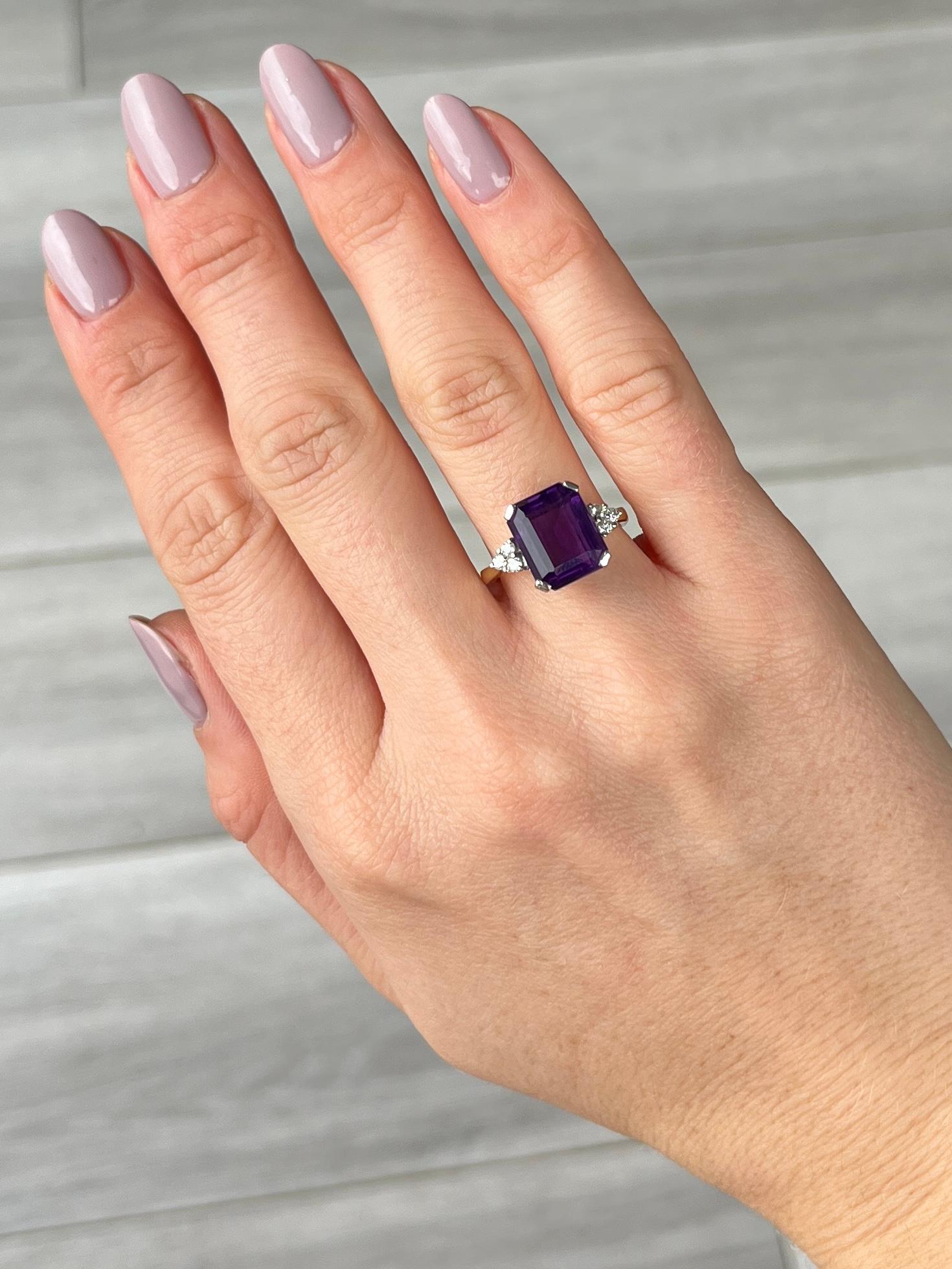 Women's or Men's Vintage Amethyst and Diamond 18 Carat Gold Ring For Sale