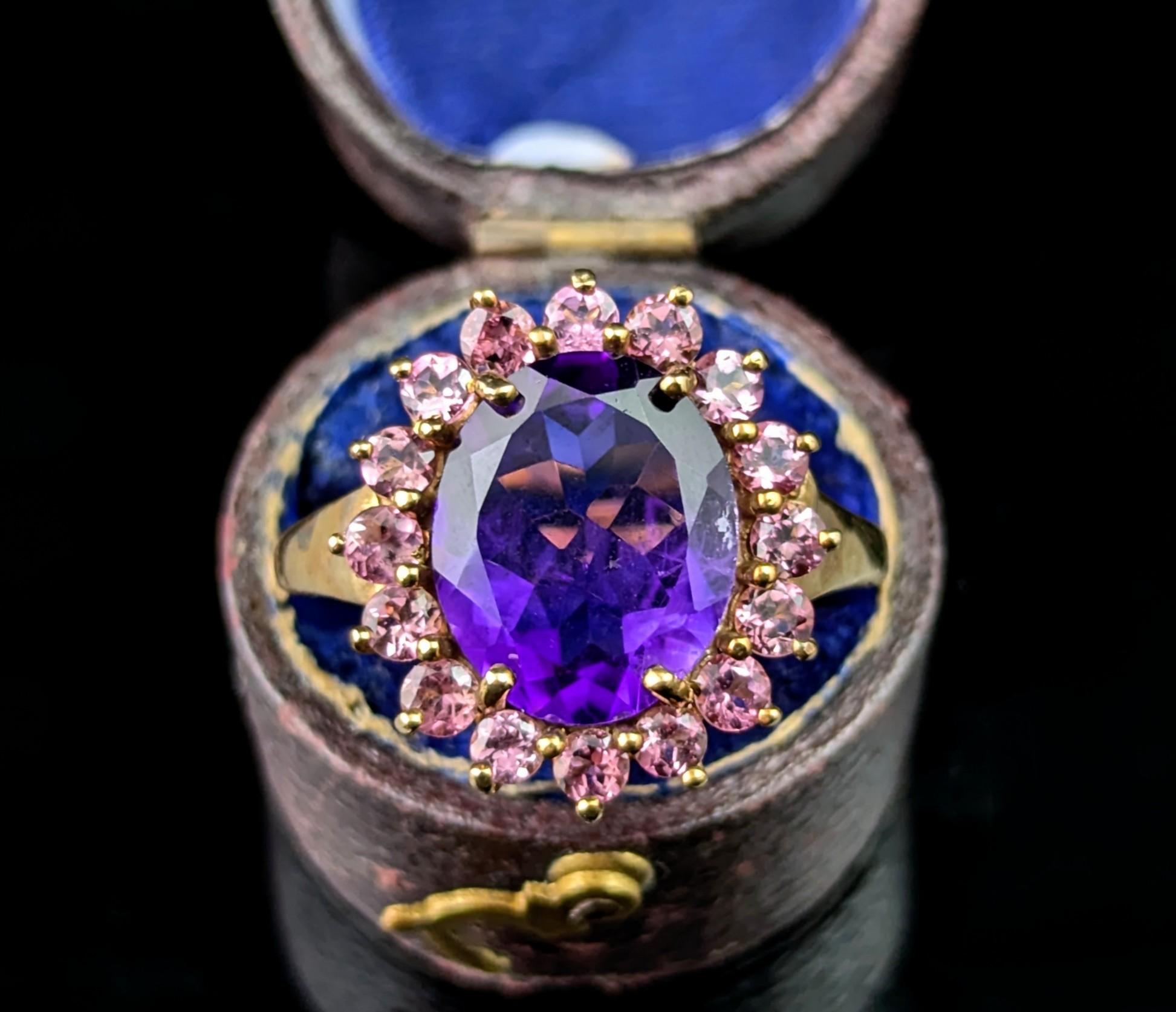 Une très belle bague vintage en améthyste !

Une grande améthyste d'environ 1,95ct, d'une magnifique teinte riche, occupe le devant de la scène dans cette pièce remarquable. Cette améthyste de belle qualité est entourée d'un halo de pierres roses