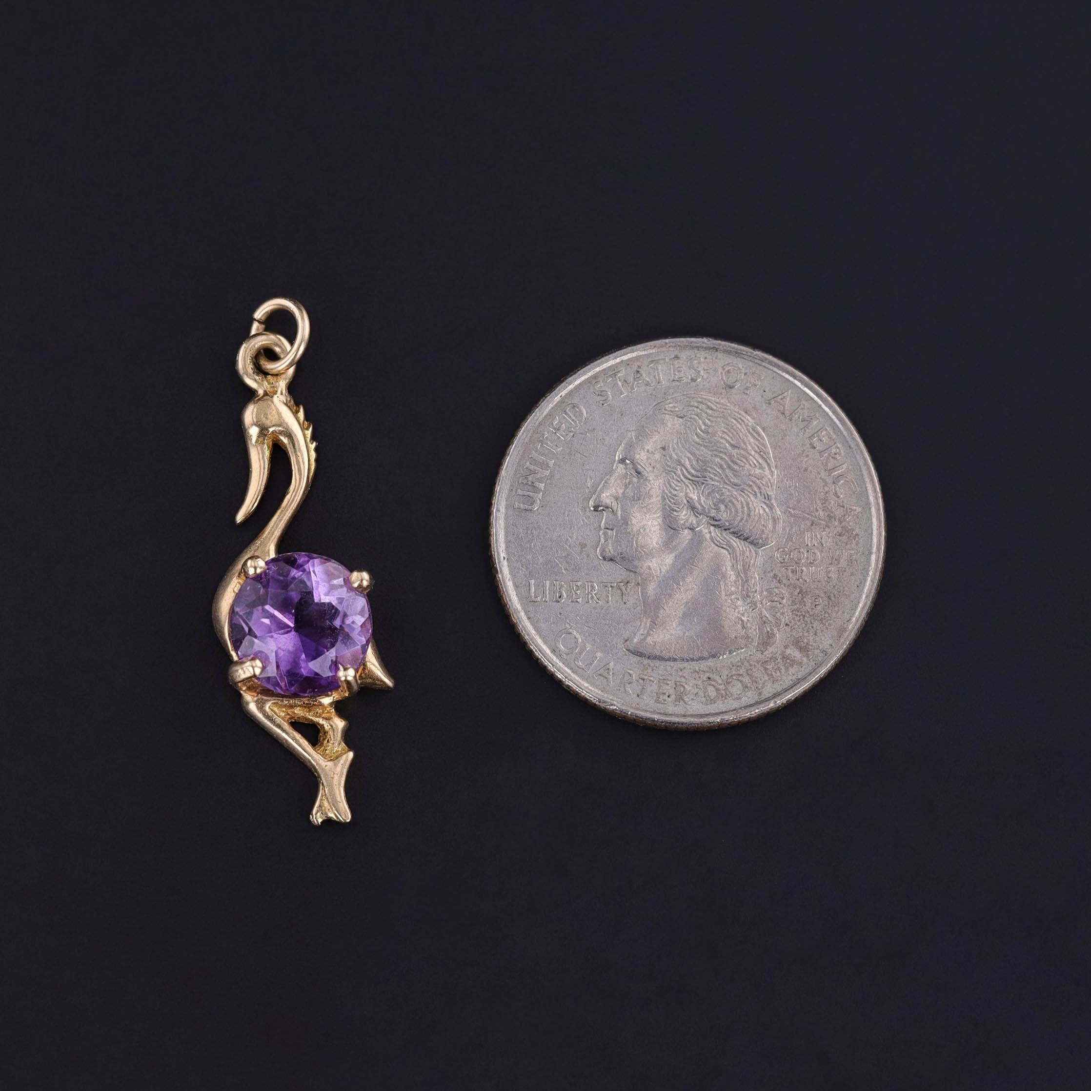 Vintage Flamingo (oder Schwan) Amethyst Charm in 14k Gold, ca. 1960-1970

Fügen Sie Ihrer Schmucksammlung einen fröhlichen Farbtupfer und Persönlichkeit hinzu mit diesem charmanten Vogelmotiv-Charme aus 14-karätigem Gold mit einem violetten