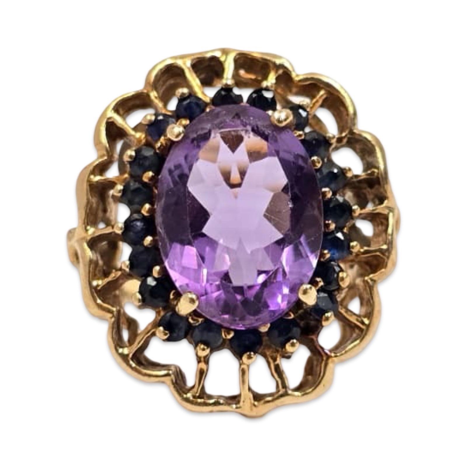 Donna Anello aureolato d'epoca con ametista e zaffiro blu in vendita