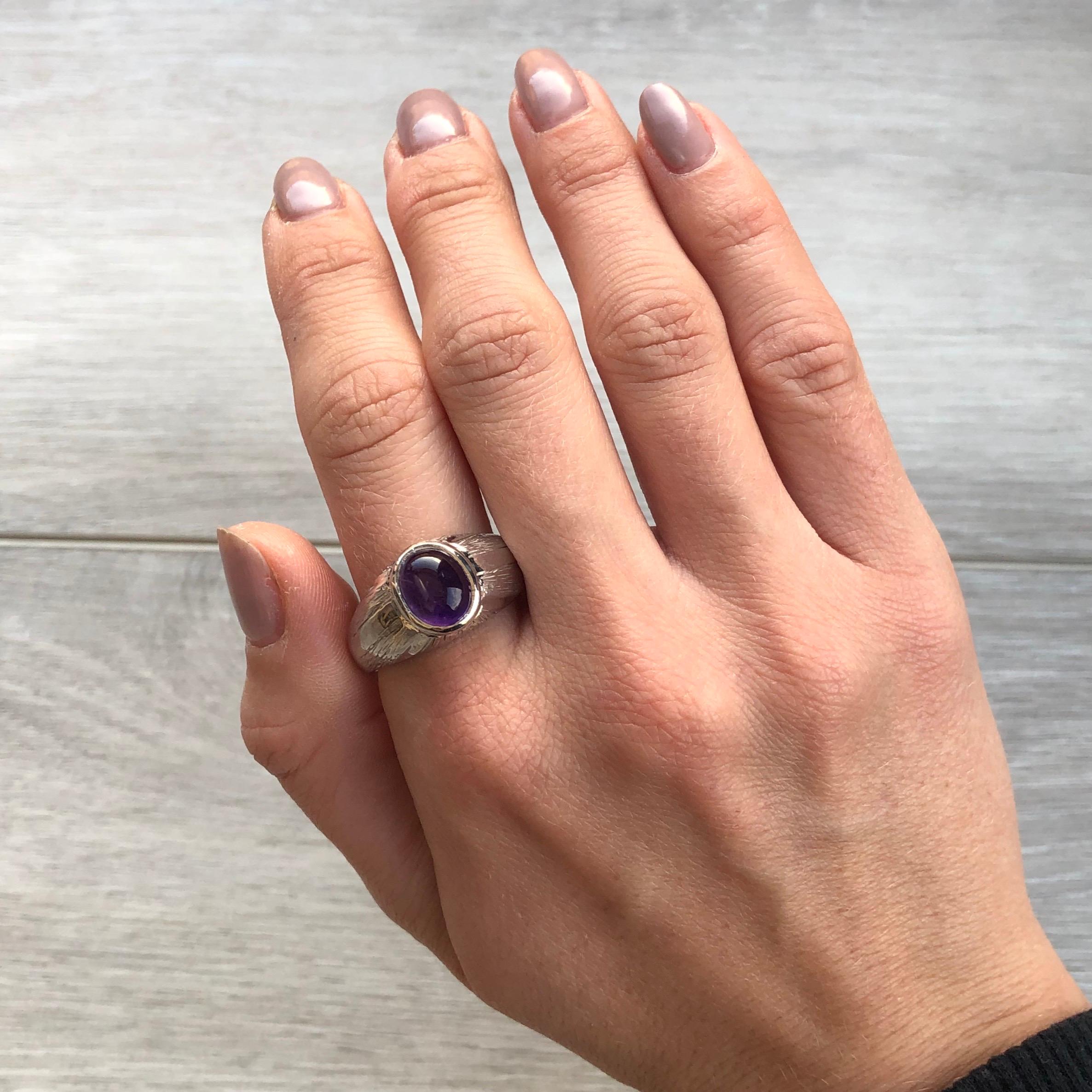 Women's or Men's Vintage Amethyst Cabochon and 9 Carat White Gold Ring