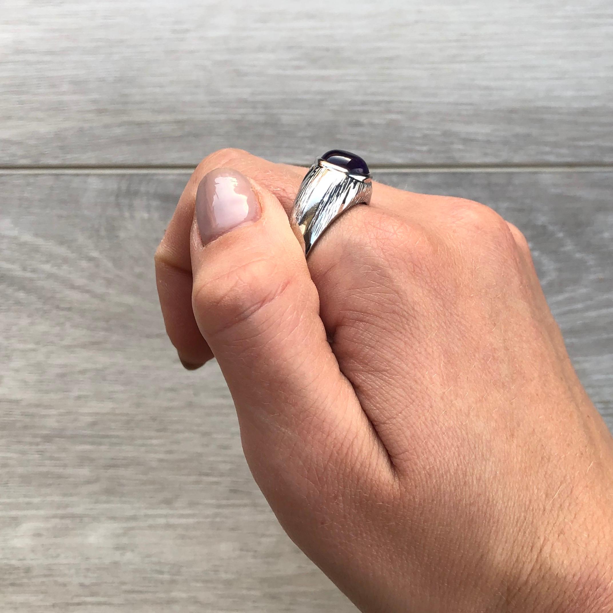 Vintage Amethyst Cabochon and 9 Carat White Gold Ring 2