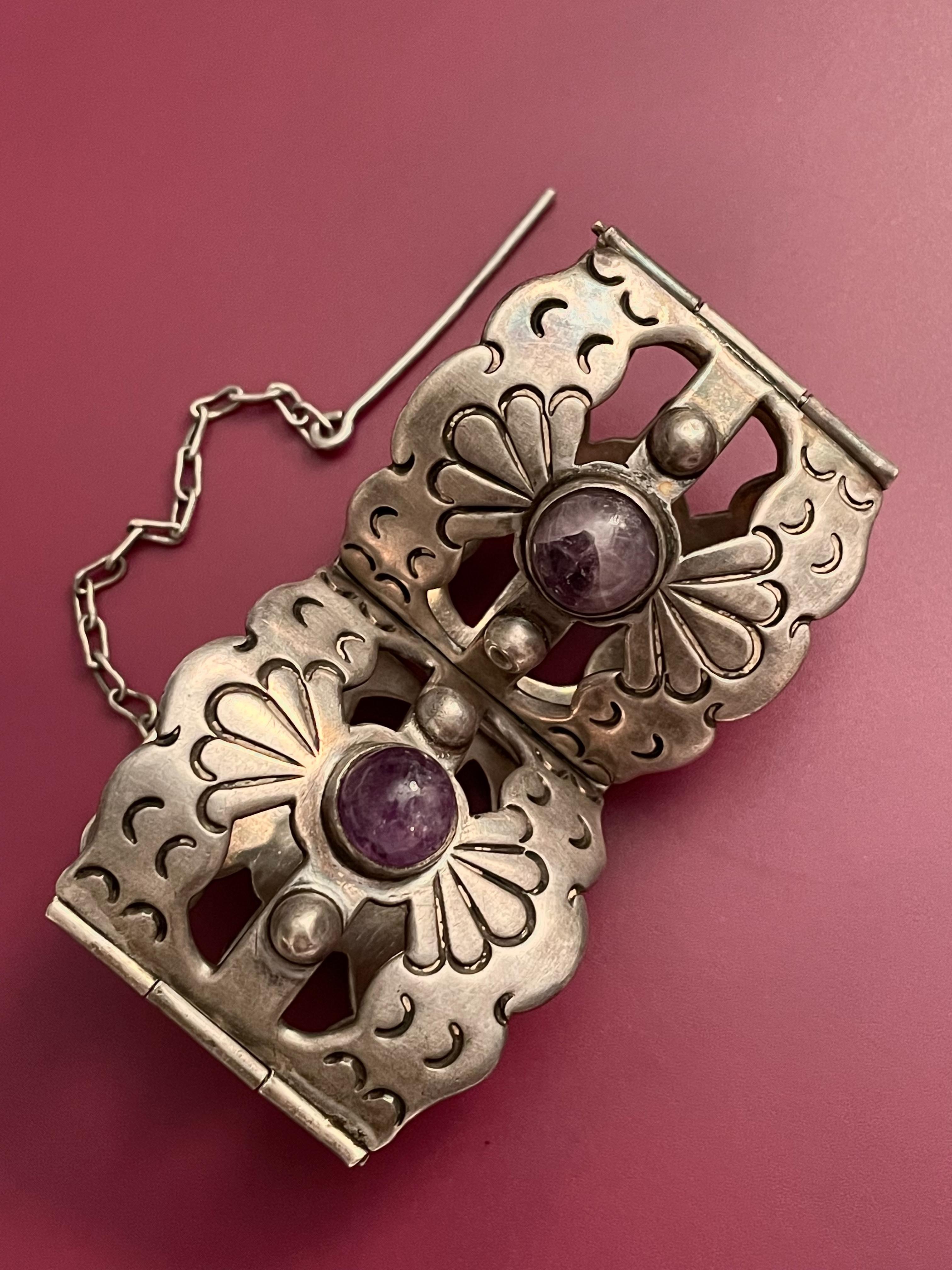 This vintage Taxco Sterling Silver bracelet features Amethyst cabochon stones on each link of the bracelt.

Stamped - TAXCO 980

Dimensions:  1 3/4