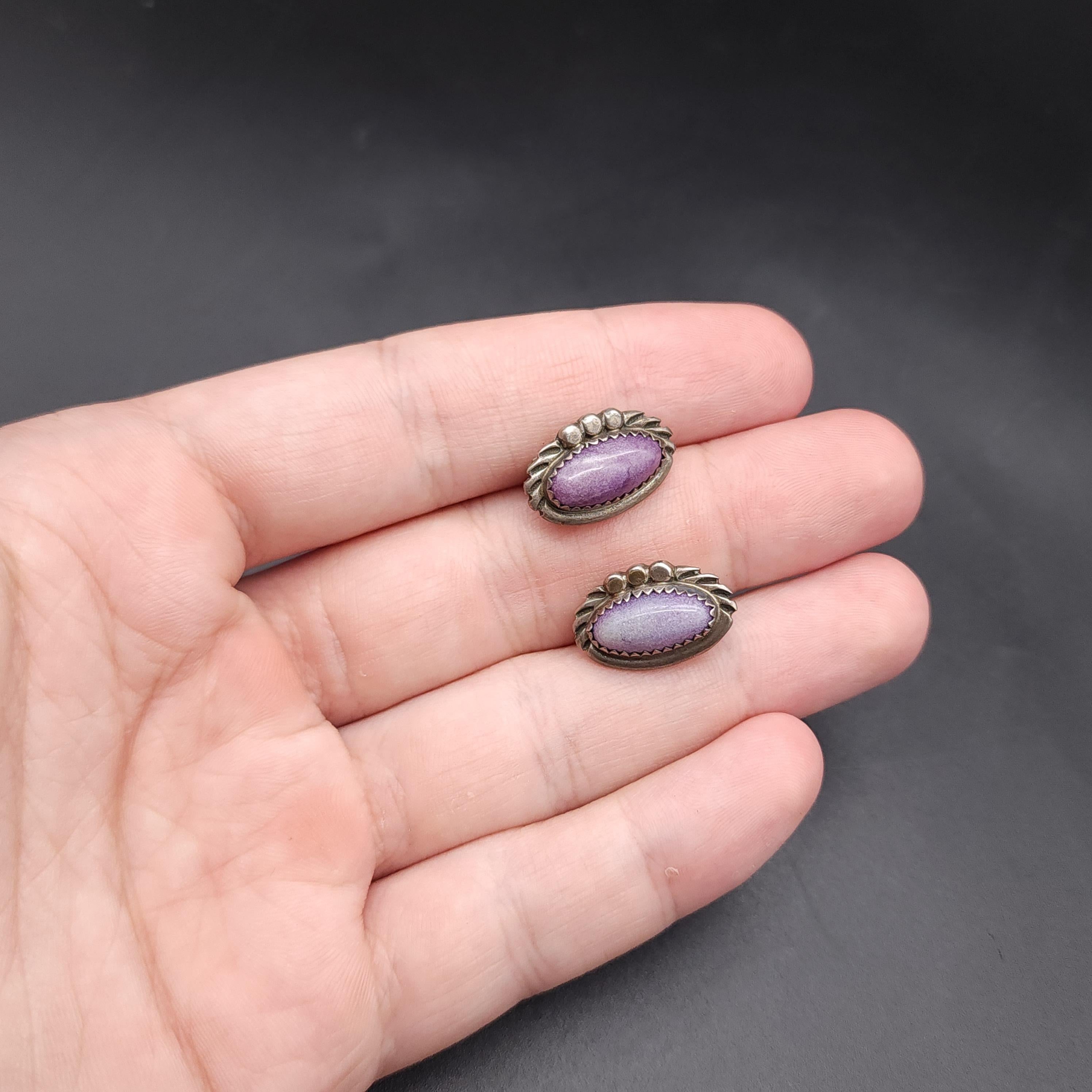 Vintage Amethyst Cabochon Clip On Earrings in Silver Tone Serrated Bezel Setting In Excellent Condition For Sale In Milford, DE
