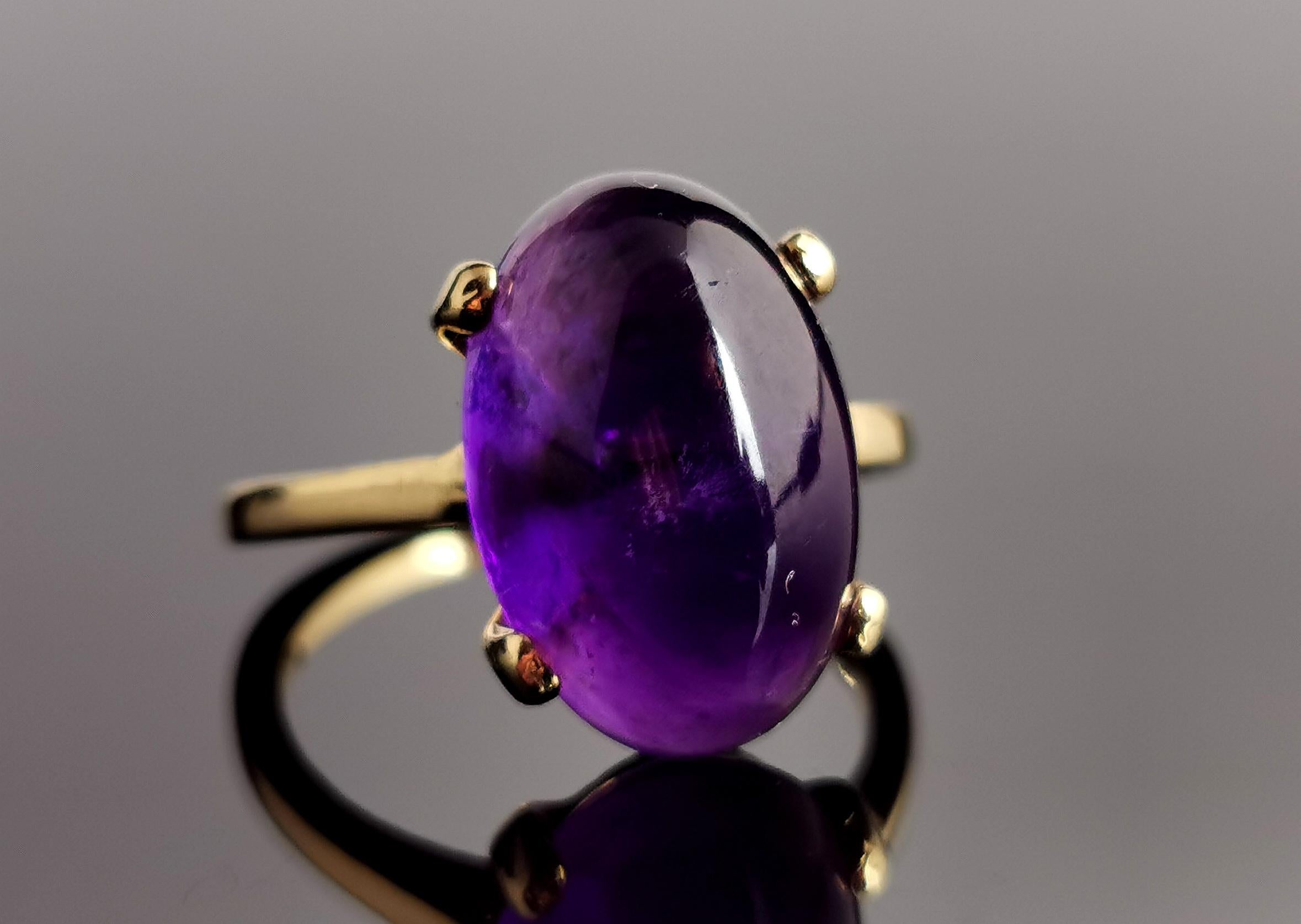 Ein wunderschöner Vintage-Amethyst-Cocktailring.

Dieser wunderschön gestaltete Cocktailring aus den 1970er Jahren hat ein ungewöhnliches Design und einen sehr begehrten Amethyst-Edelstein im Cabochon-Schliff.

Der Amethyst ist ein schönes, sattes,