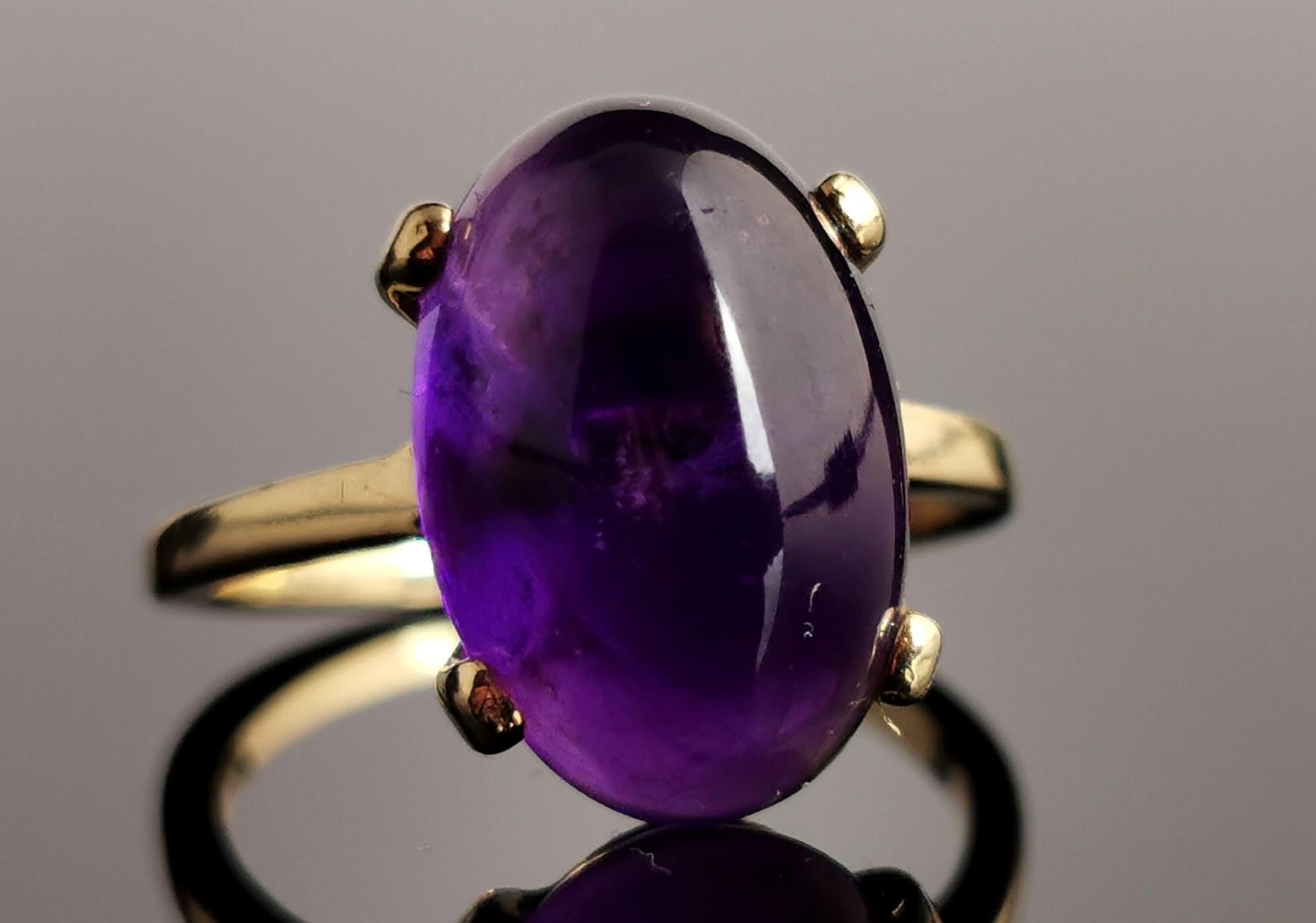Vintage-Cocktailring mit Amethyst-Cabochon, 9 Karat Gelbgold, ca. 1970er Jahre (Retro)