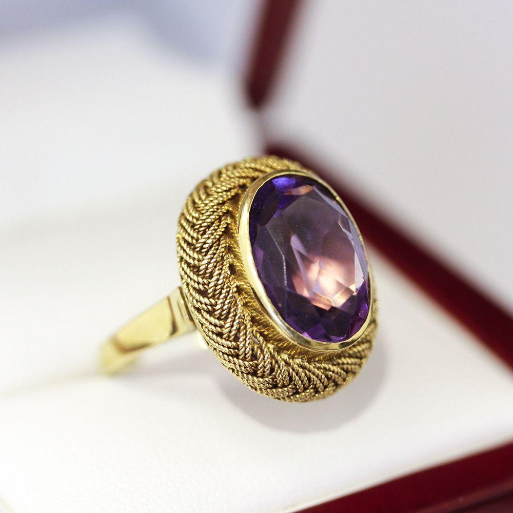 Atemberaubende, große ovale Amethyst 1960's Cocktail Ring, mit schönen geflochtenen Draht Detail.  Spektakulärer handgefertigter Amethyst-Cocktailring aus der Mad-Men-Ära, gefasst in 18-karätigem Gold. 

ring aus 18 Karat Gelbgold mit einem