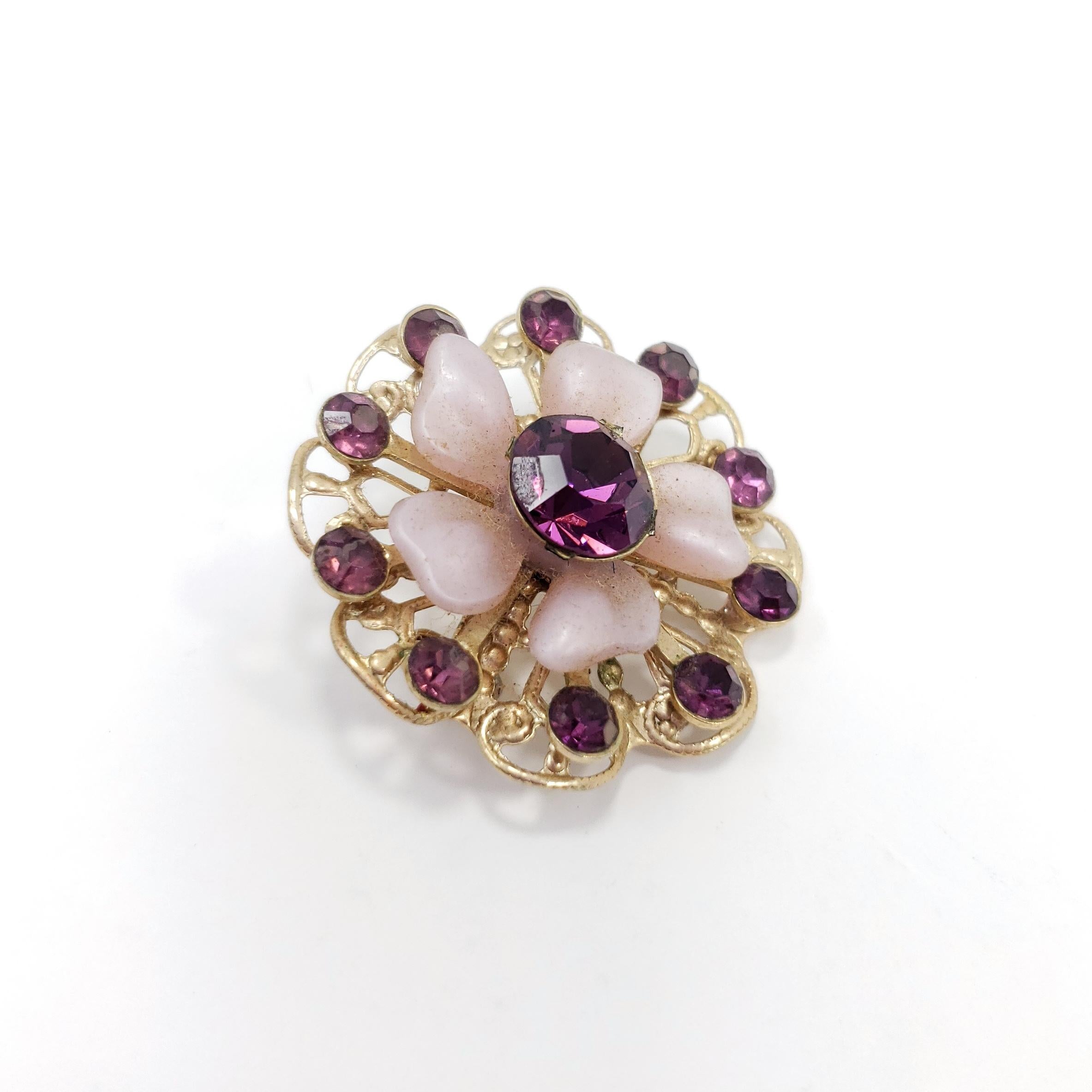 A stylish brooch with amethyst crystals and lilac petals, set in a filigree-style gold-plated setting.