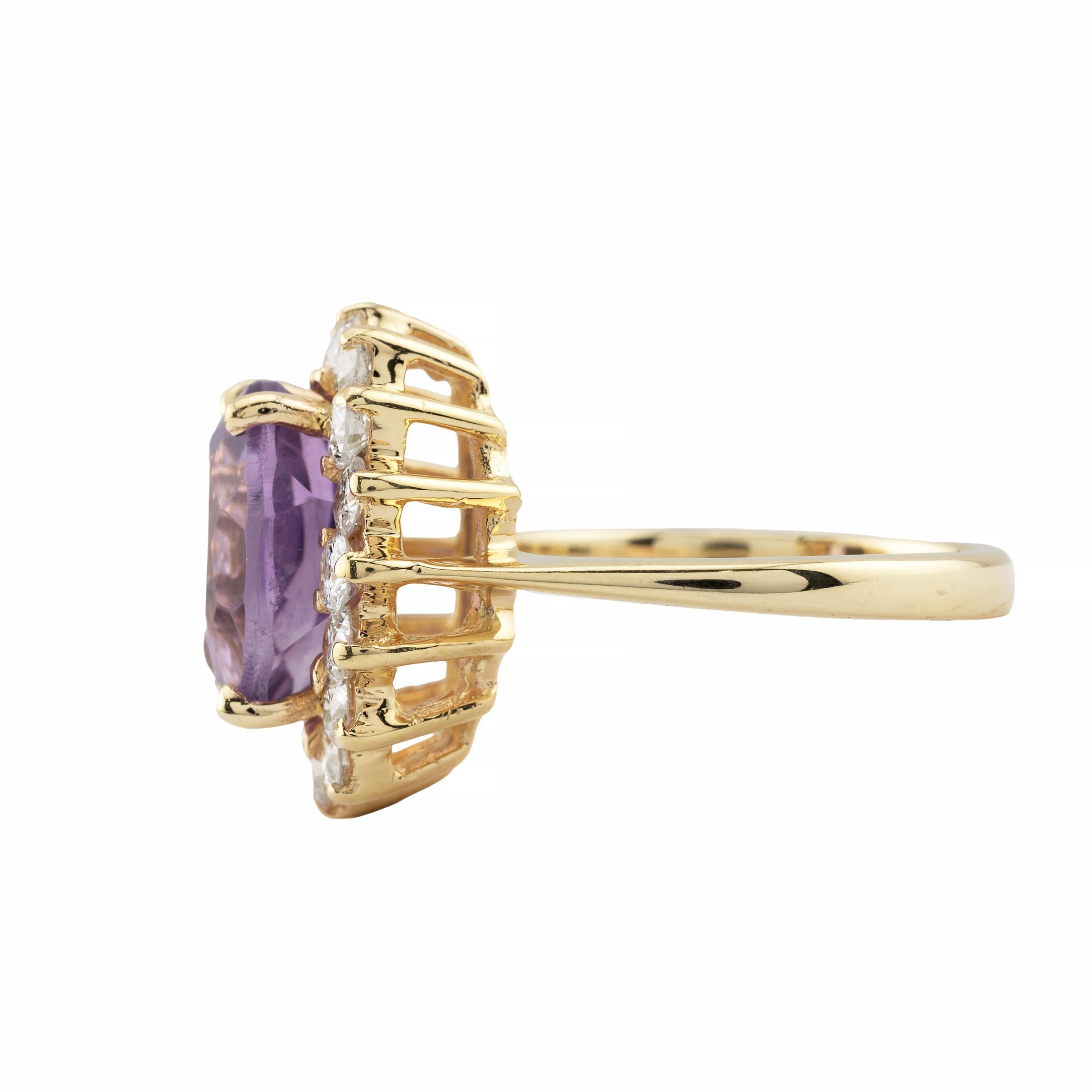Anillo Halo Vintage de Amatista y Diamante en Oro Amarillo de 14 Kilates Corte oval en venta