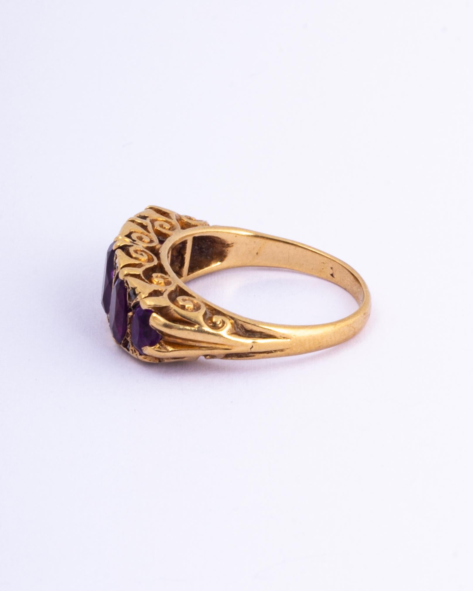 Vintage Amethyst mit fünf Steinen und Diamantspitzen, Modelliert aus 9 Karat Gold (Edwardian)