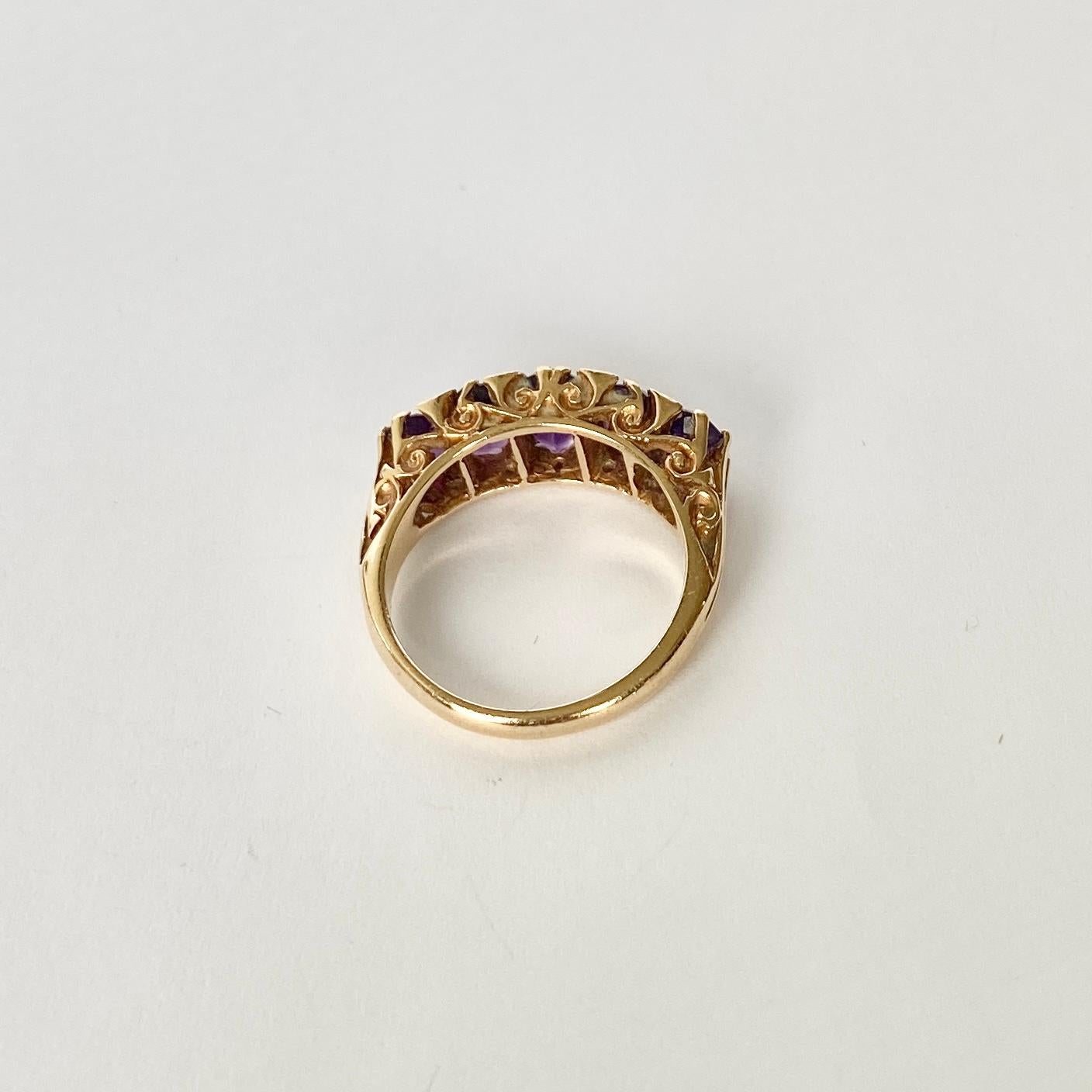 Vintage Amethyst mit fünf Steinen und Diamantspitzen, Modelliert aus 9 Karat Gold im Zustand „Gut“ im Angebot in Chipping Campden, GB