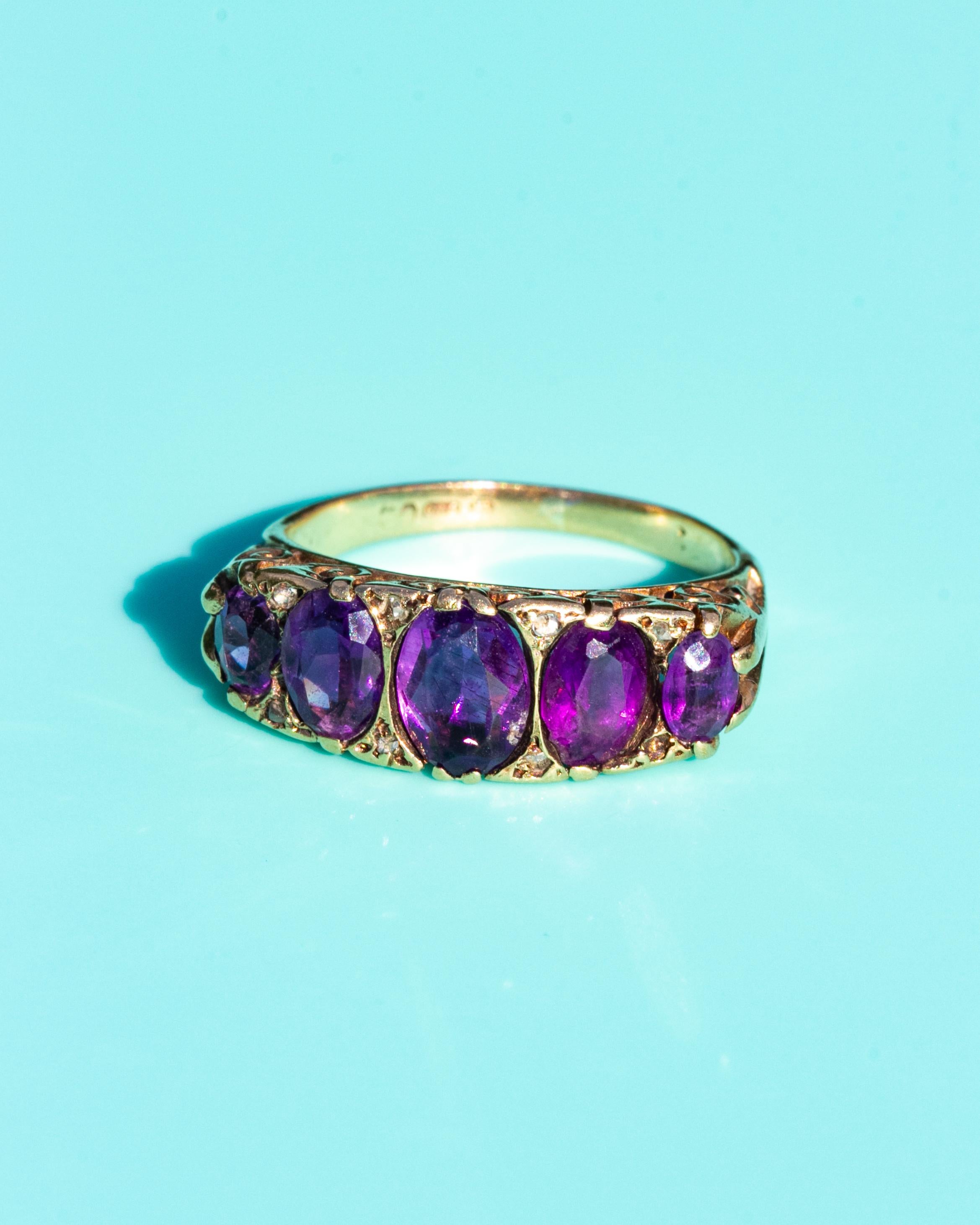Vintage Amethyst Five-Stone with Diamond Points Modelled in 9 Carat Gold In Good Condition In Chipping Campden, GB