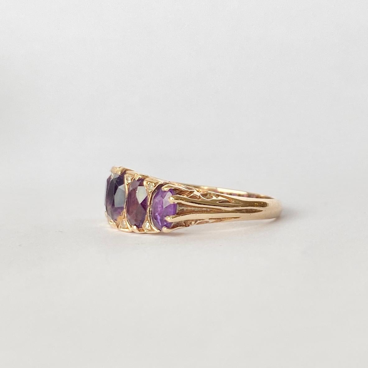 Vintage Amethyst Five-Stone with Diamond Points Modelled in 9 Carat Gold In Good Condition For Sale In Chipping Campden, GB