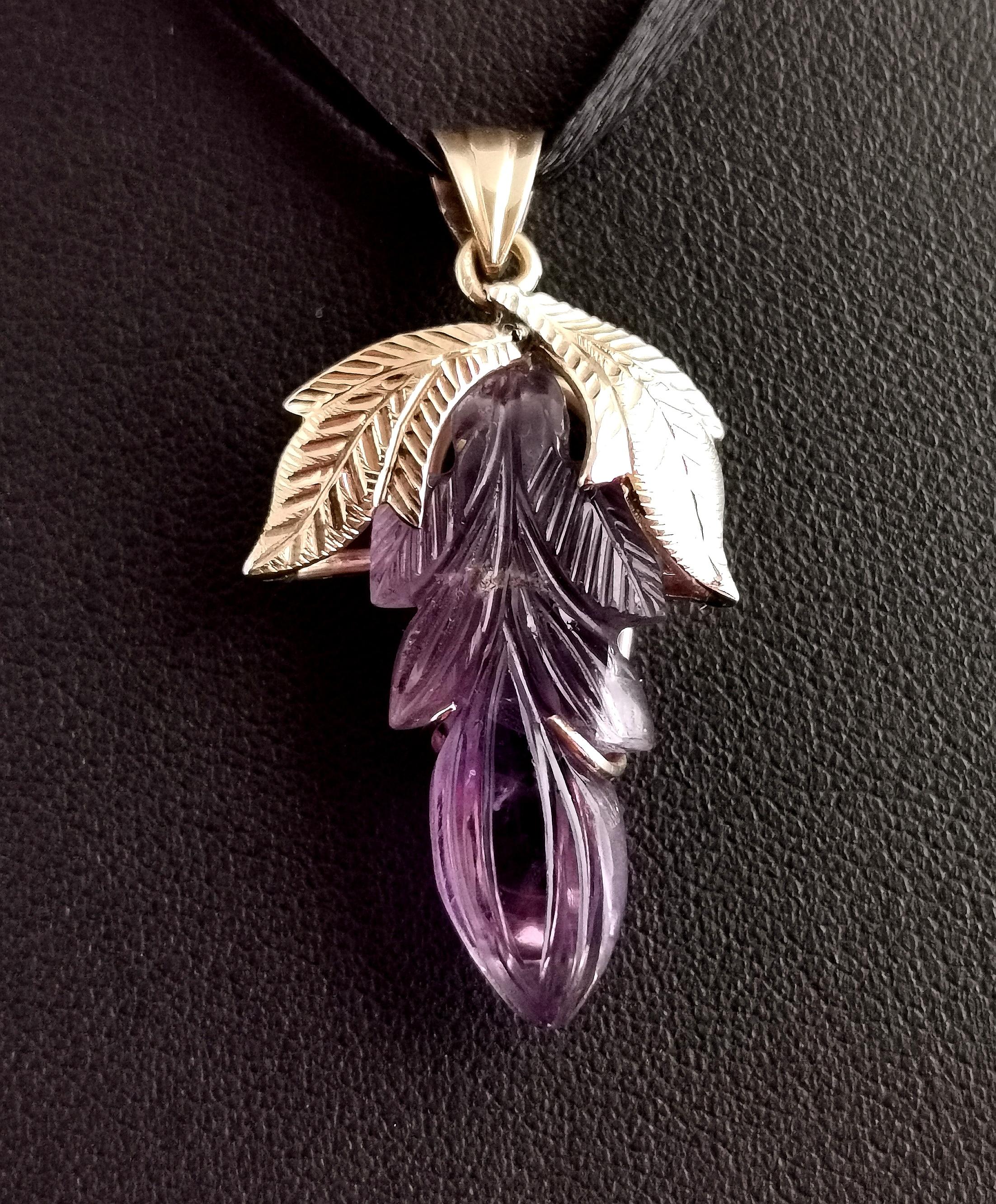 A truly beautiful vintage Amethyst floral pendant in 16k yellow gold.

The pendant has been so intricately carved from a single piece of Amethyst into a floral design with plenty of realistic detailing and natural shapes and contours.

It is mounted