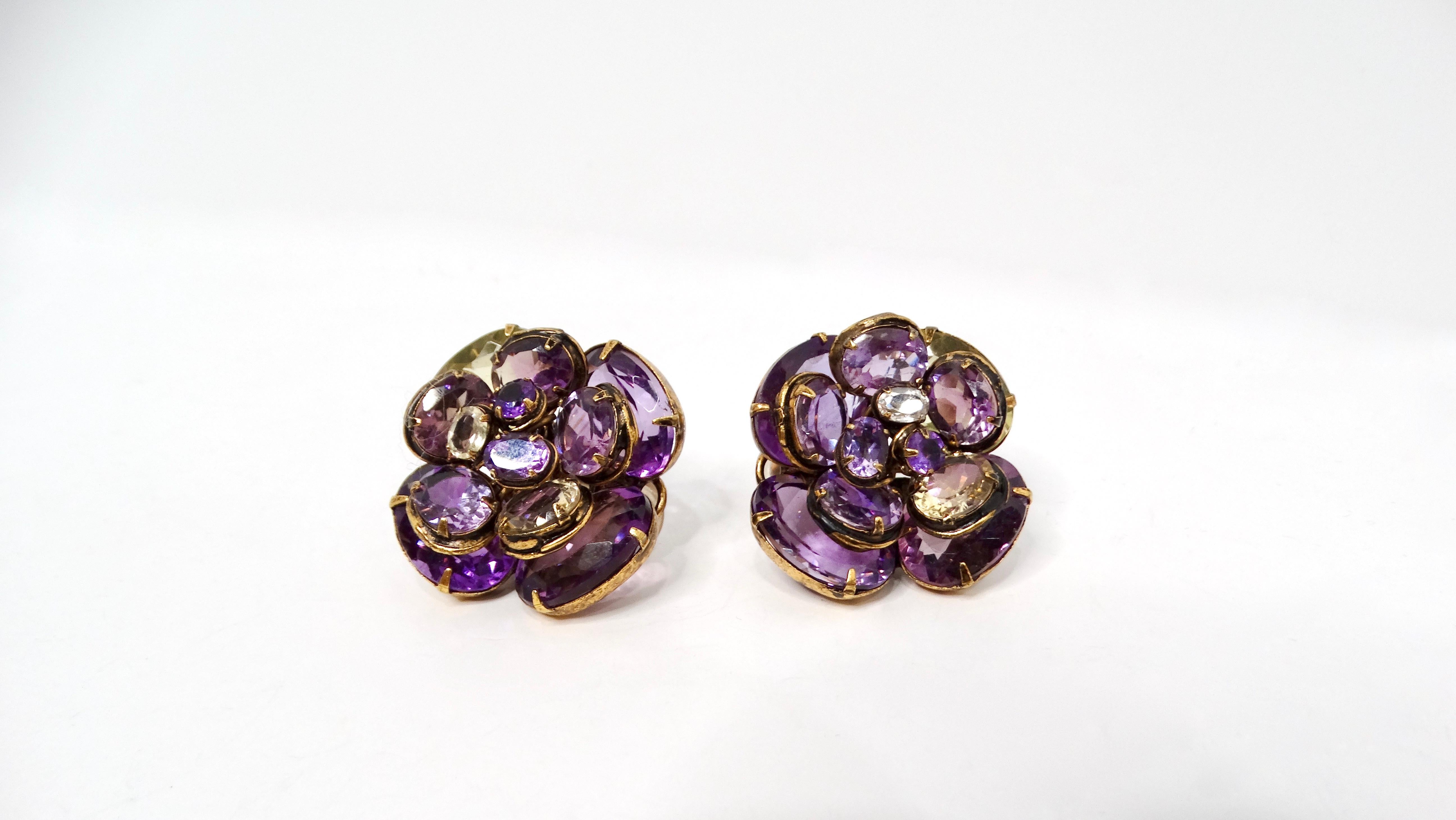 Eleva el nivel de tus accesorios con estos encantadores pendientes de clip vintage inspirados en la amatista. Este impresionante par presenta un diseño floral bellamente elaborado que capta la esencia de las flores en plena floración, adornado con