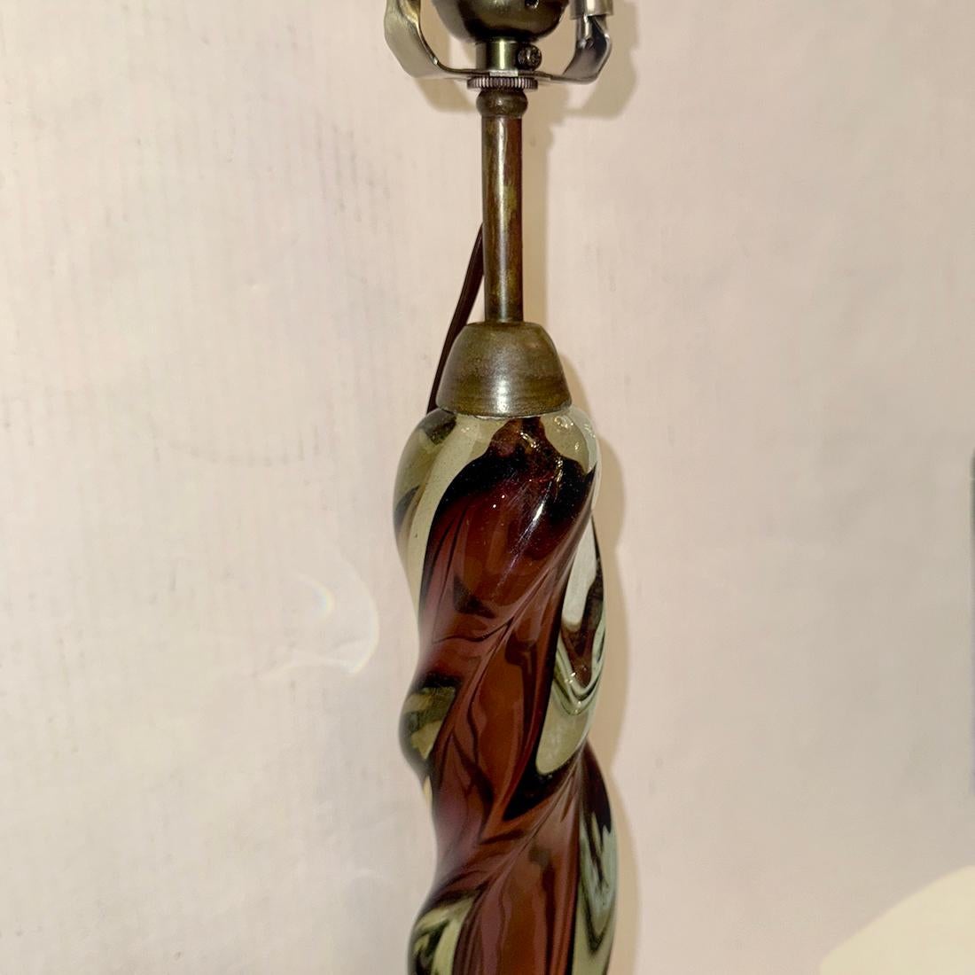 Una lampada in vetro soffiato italiana degli anni '60 circa.

Misure:
Altezza del corpo: 15
Altezza del paralume: 25.75