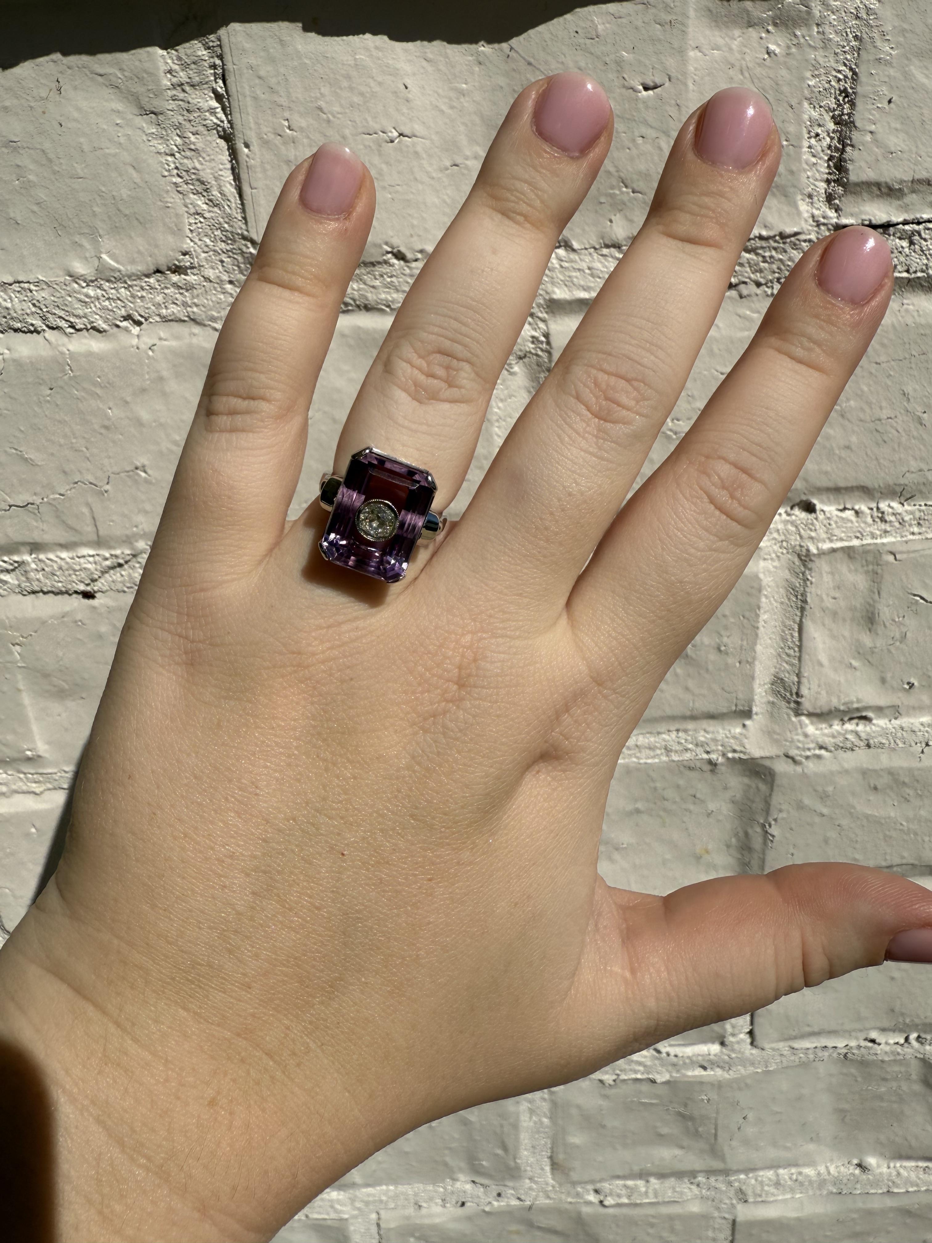 Wir waren so begeistert, als wir dieses einzigartige Vintage-Prachtstück erworben haben!!

Ring Details
MATERIAL: 14K Weißgold
Epoche: Art Deco 1920 - 1940
Gravierte Innenseite des Schaftes: I.L.A.
Kopf Länge: 16.5mm
Kopfhöhe: 7mm
Schaftbreite: 2,4