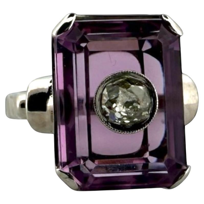 Anello Cocktail d
epoca con ametista e diamanti taglio Old Mine, incastonato a illusione