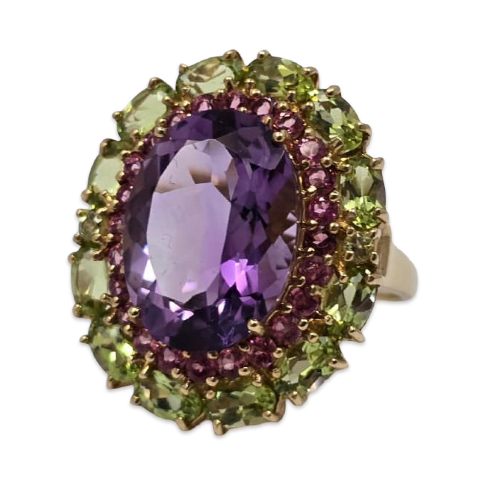 Cette remarquable bague de cocktail vintage est fabriquée en or jaune 10 carats massif et met en valeur une magnifique améthyste de 16,5 mm de taille ovale, d'une riche saturation violette et d'un éclat exceptionnel. La pierre centrale est entourée