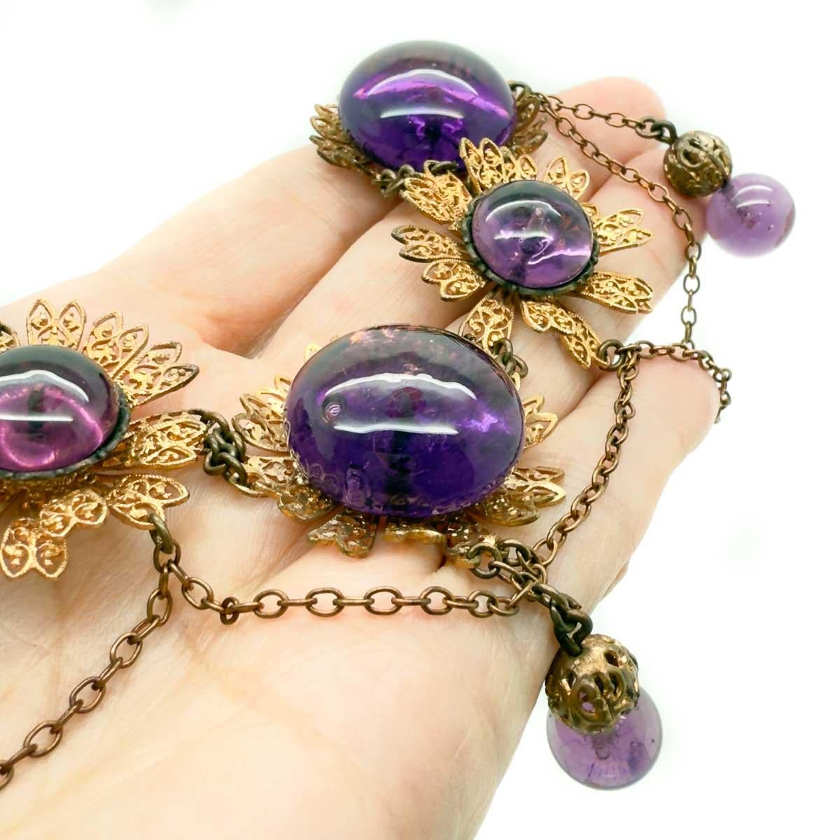 Collana in vetro colato e filigrana di ametista vintage del 1930

Una rara ed eccezionale collana vintage in vetro colato ametista. Il colore e il calibro del vetro colato ametista di questo pezzo sono assolutamente belli e difficili da catturare -