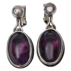 Boucles d'oreilles pendantes en argent et améthyste mauve.