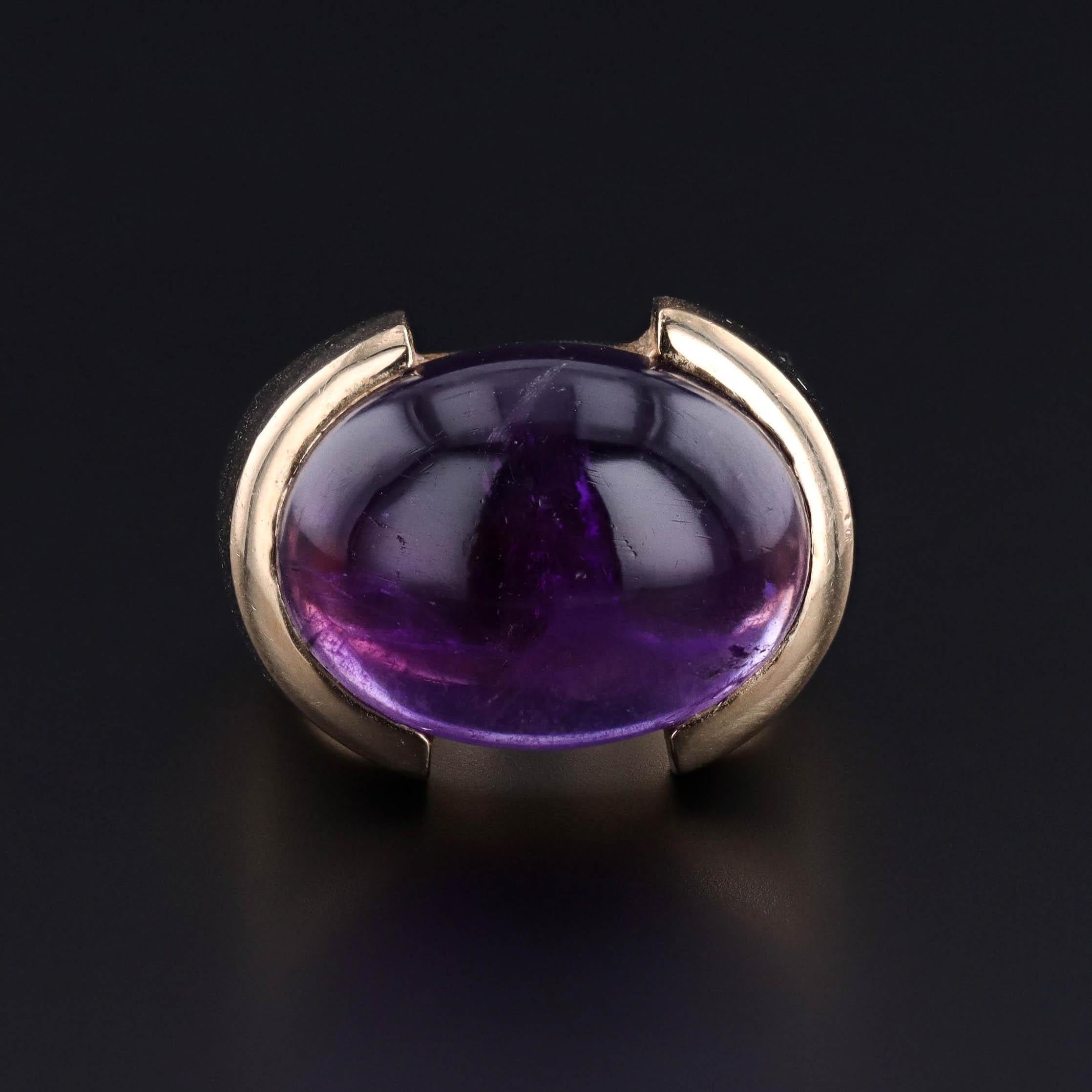 Anello vintage con ametista: questo anello vintage (1950-1960 circa) presenta uno spettacolare cabochon di ametista incastonato in una sostanziosa montatura in oro 14k.

La faccia dell'anello misura 0,7 pollici da nord a sud con un'altezza di 0,4