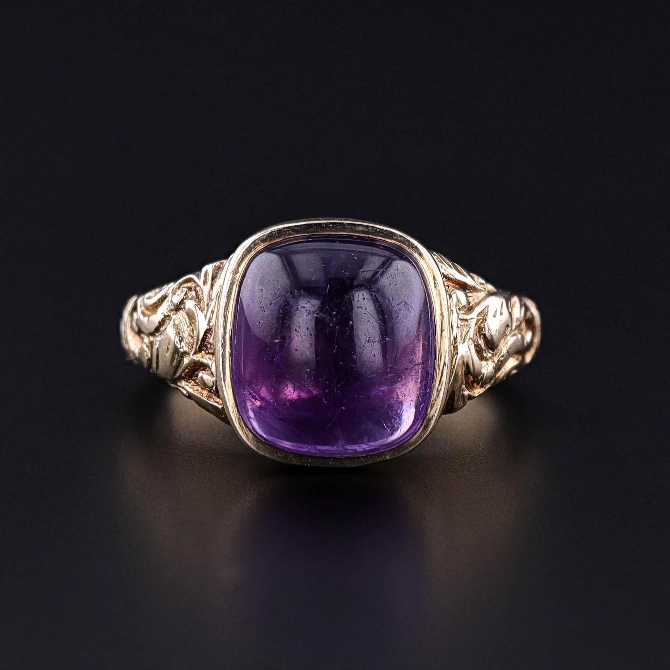 Bague vintage en améthyste : Cette bague vintage (circa 1965) présente un grand cabochon d'améthyste serti dans de l'or 9ct.

La face de la bague mesure 0,6 pouces du nord au sud et est en très bon état, bien qu'il y ait une certaine usure de la