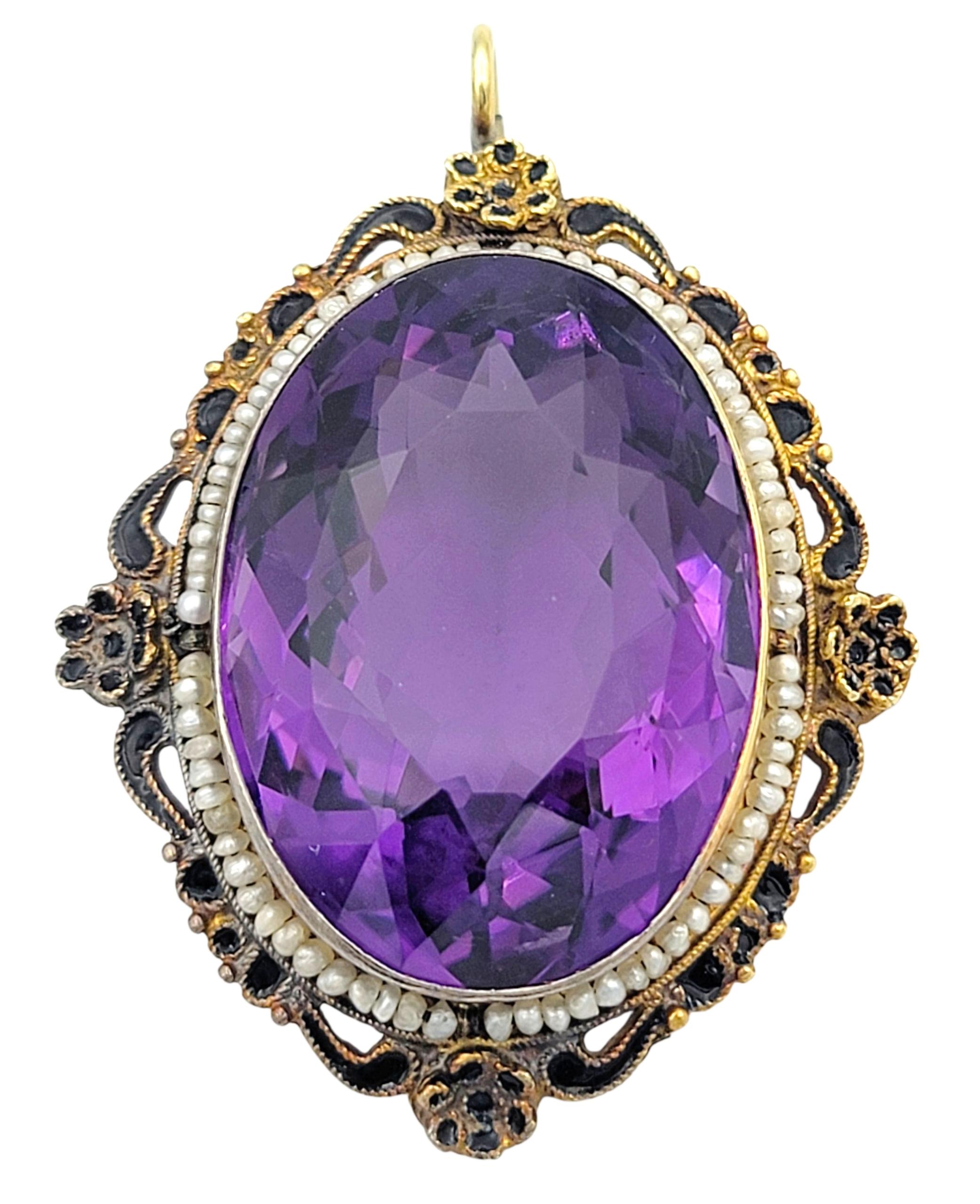 Dieser bezaubernde Anhänger zeigt einen großen, oval geschliffenen Amethysten in einem satten Violett, der wunderschön von einer detaillierten Goldfassung mit zierlichen Perlen eingerahmt wird. Die tiefe Farbe des Amethysts hebt sich auffallend von