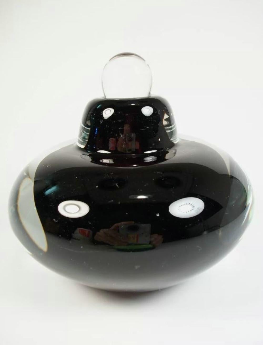 Bottiglia di profumo in vetro di studio vintage con tappo originale - vetro trasparente spesso con rivestimento in vetro ametista - non firmata - metà del XX secolo.

Eccellenti condizioni vintage - piccola scheggiatura alla base (troppo piccola per