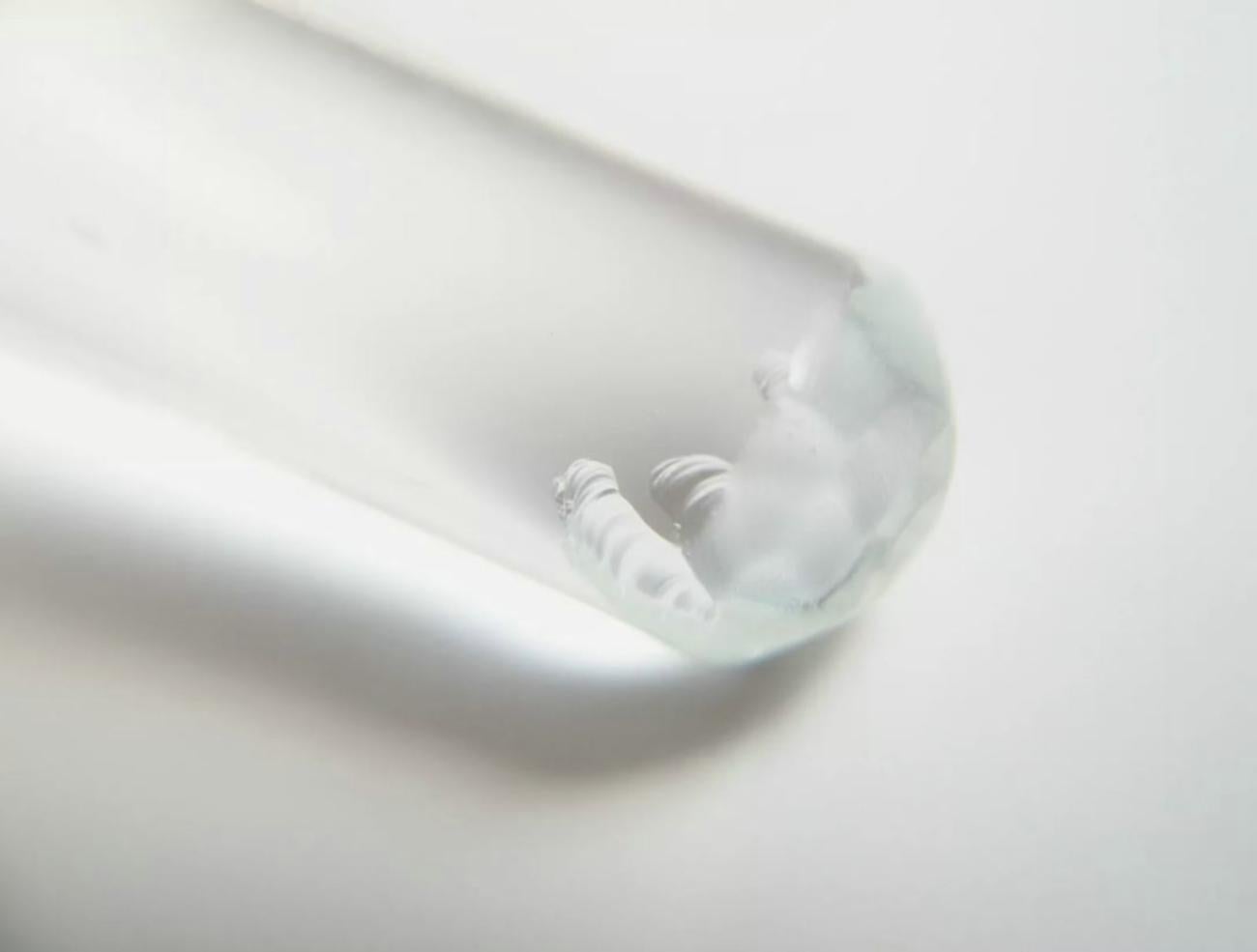 Vetro artistico Bottiglia di profumo d'epoca in vetro di studio ametista - Non firmata - metà del 20° secolo in vendita