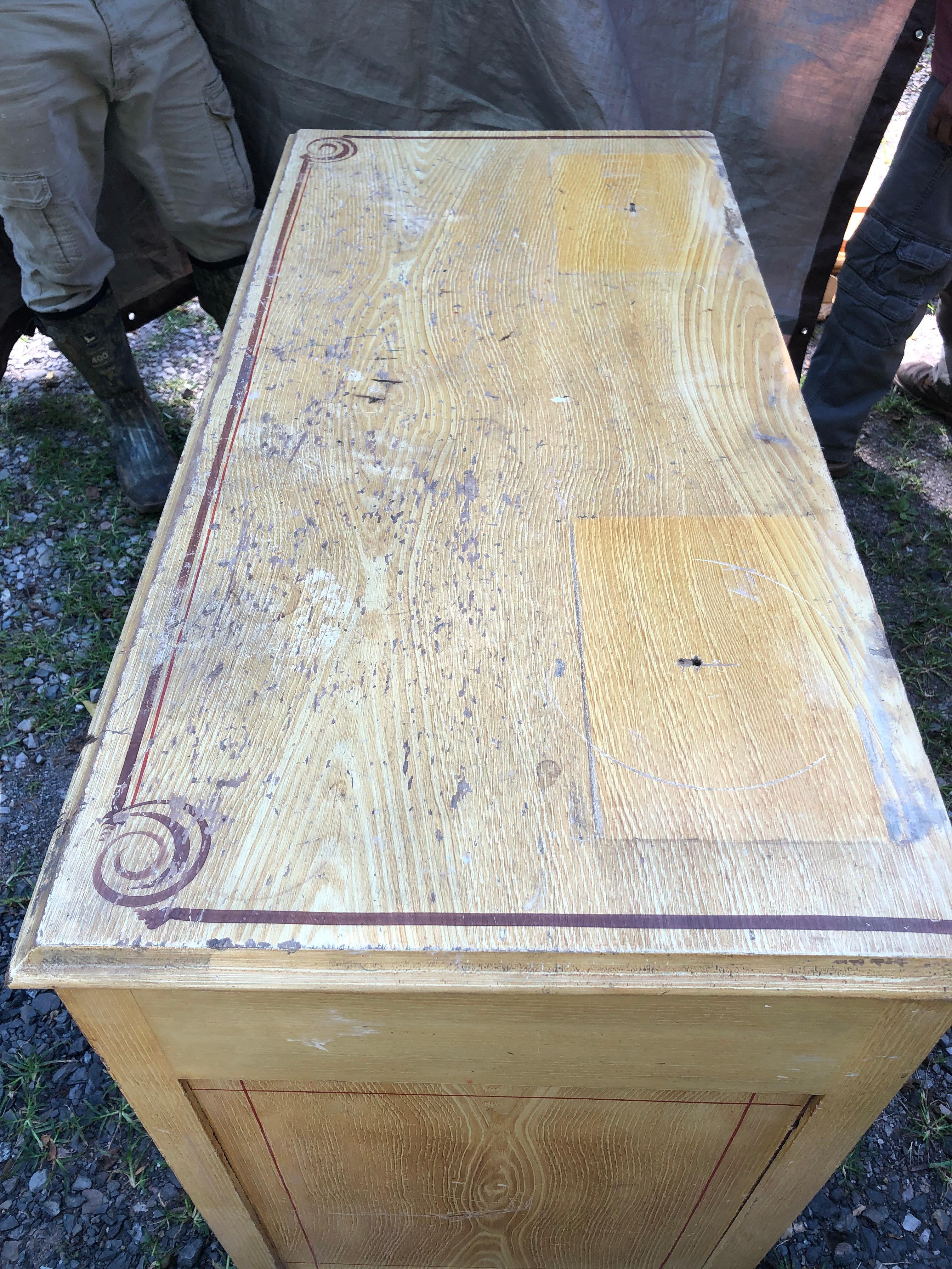 Vintage Amish Chest of Drawers with Matching Attachable Mirror In Distressed Condition For Sale In Hopewell, NJ