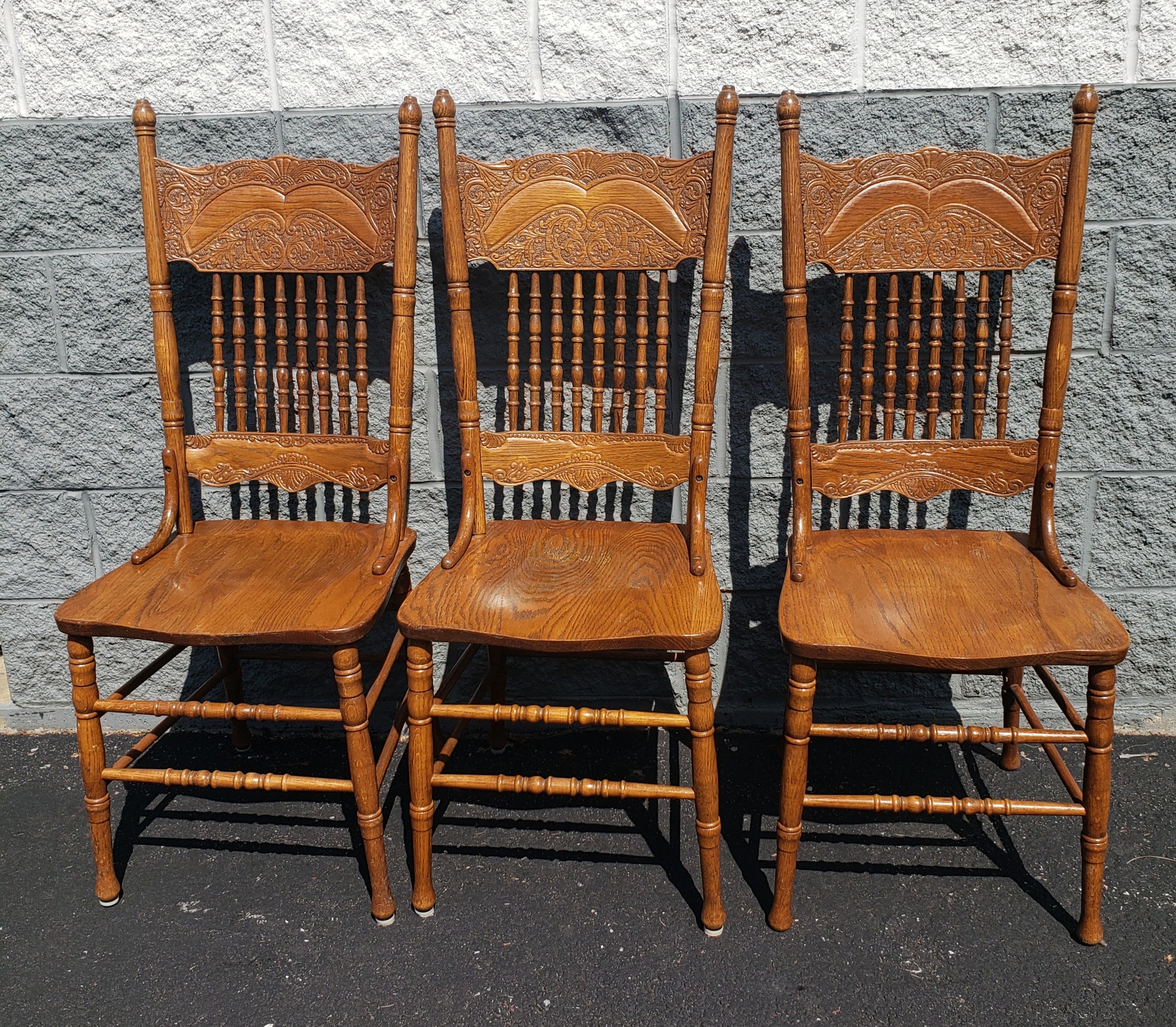 A beautiful set of 3 Vintage Amish Oak Country Pressed Back Spindle chairs. Beautiful carvings on the upper back above a set of 8 spindles. Good vintage condition.
Measures 17