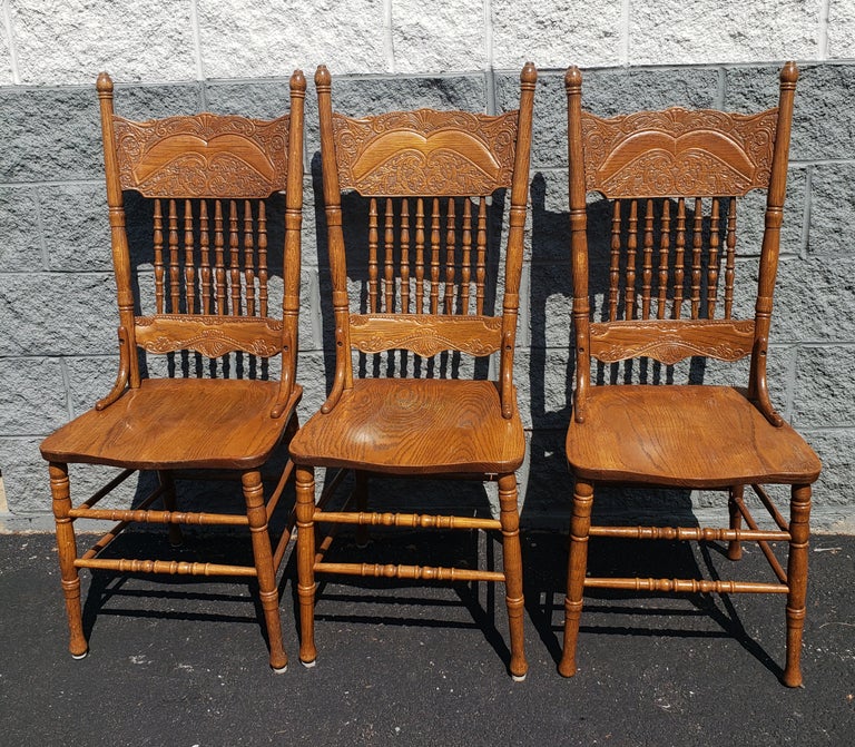 Vintage Amish Oak Country Pressed Back Spindle Chairs, a Set For Sale