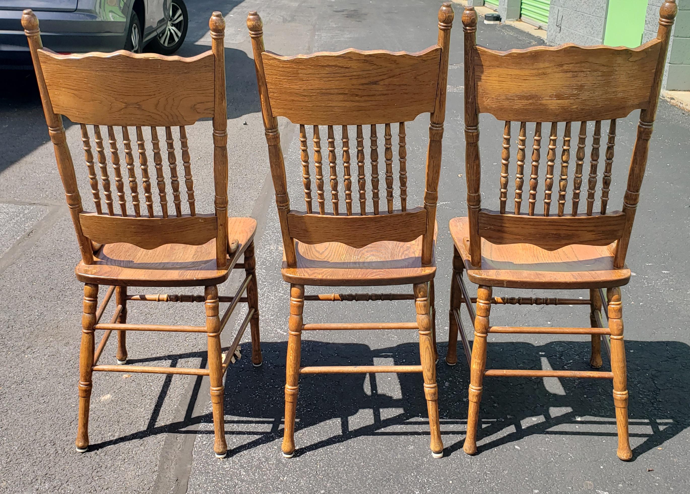 Set of 3 Vintage Amish Oak Country Pressed Back Spindle Chairs In Good Condition In Germantown, MD