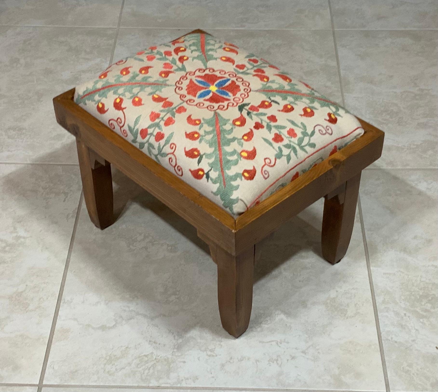 Vintage Amish Suzani Hand Crafted Foot Stool In Good Condition For Sale In Delray Beach, FL