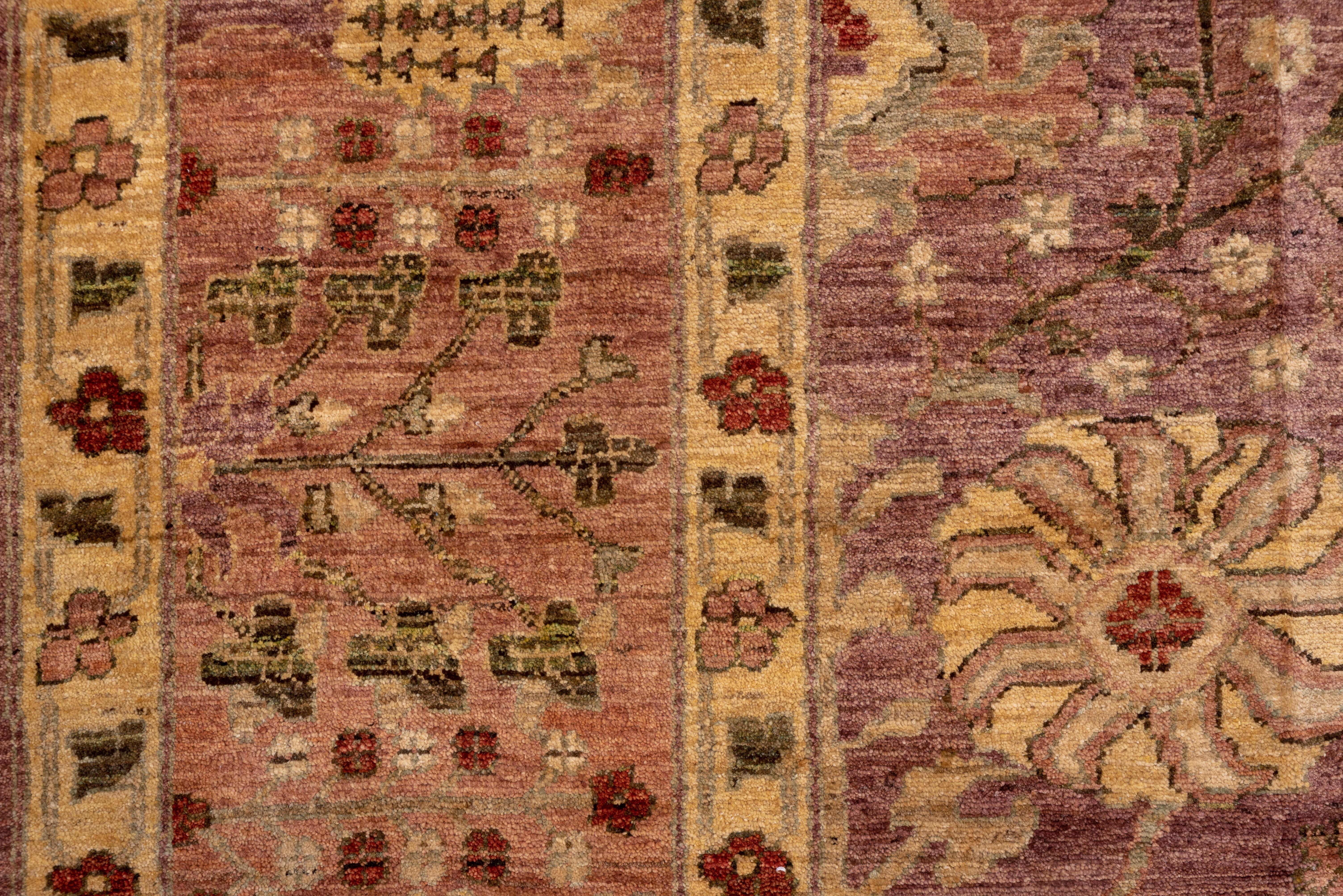 Vintage Amritzar Teppich Rose Pflaume Feld mit Elfenbein Floral Baum Design (20. Jahrhundert) im Angebot