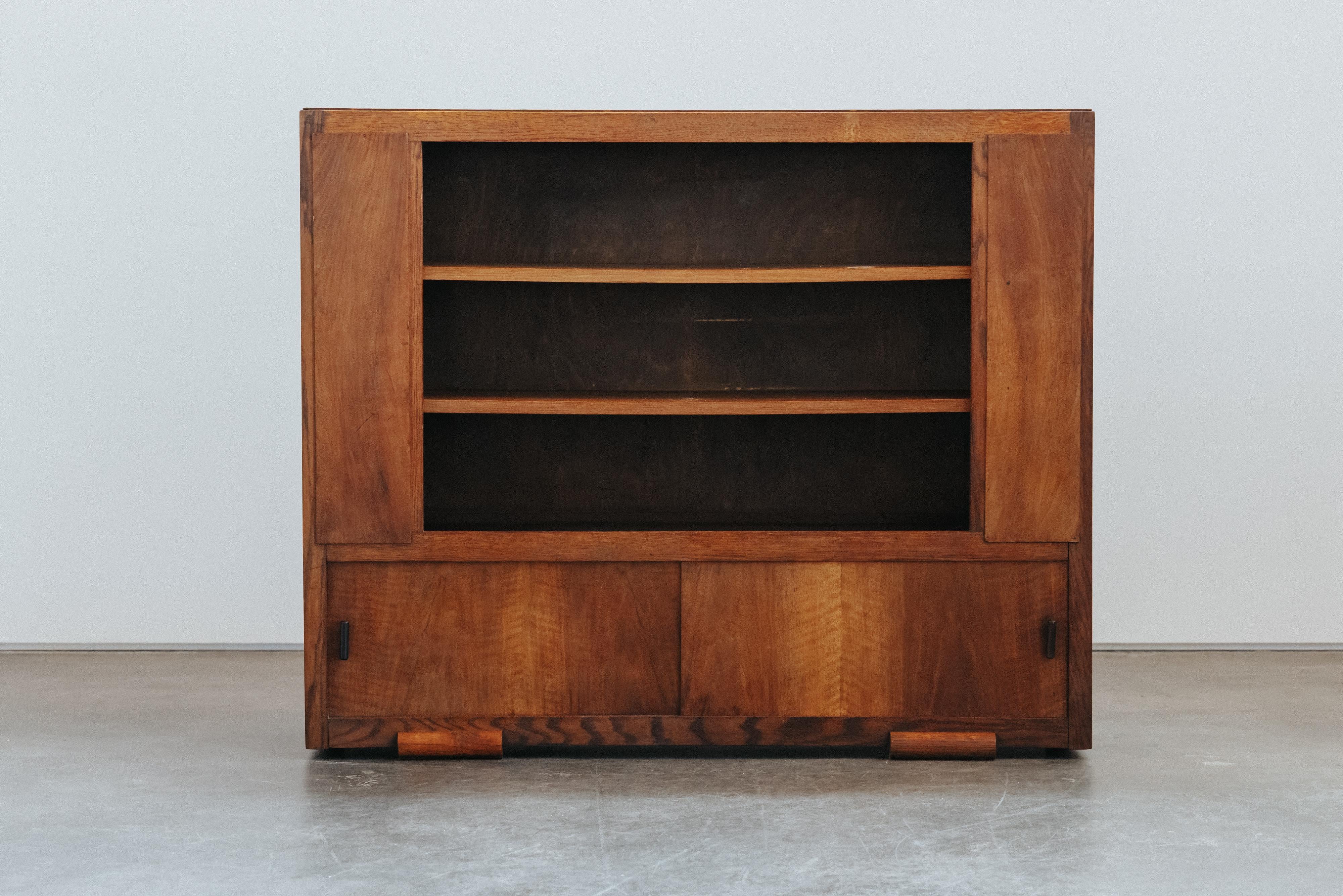 Vintage Amsterdam School Cabinet From The Netherlands, Circa 1940.  Construction en chêne massif avec deux portes coulissantes.  Excellent état.