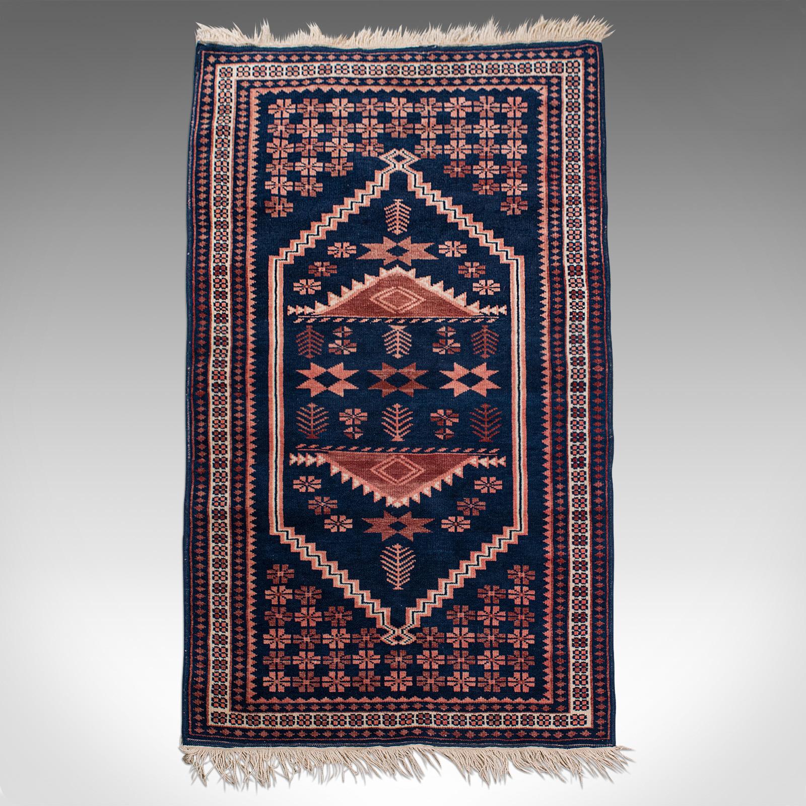 Antiker anatolischer Flurteppich, türkischer, gewebter, Teppich, Wand, um 1970 (Sonstiges) im Angebot