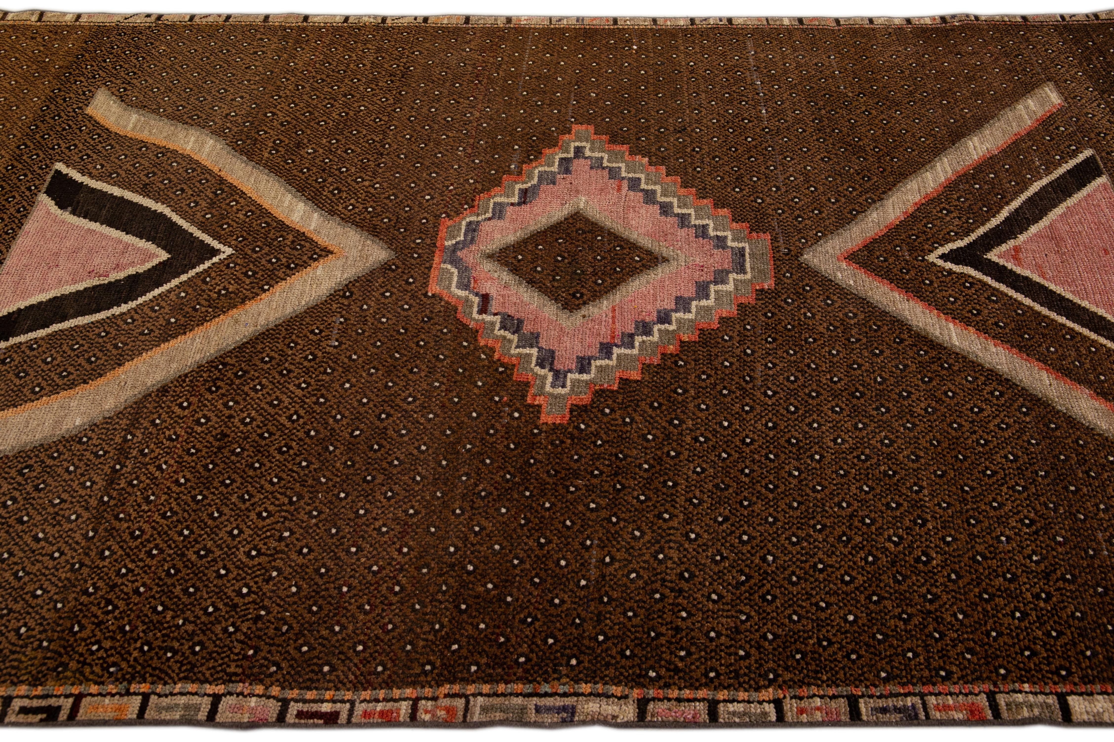 stanischer Kars Handgefertigter brauner geometrischer Wollteppich im Zustand „Gut“ im Angebot in Norwalk, CT