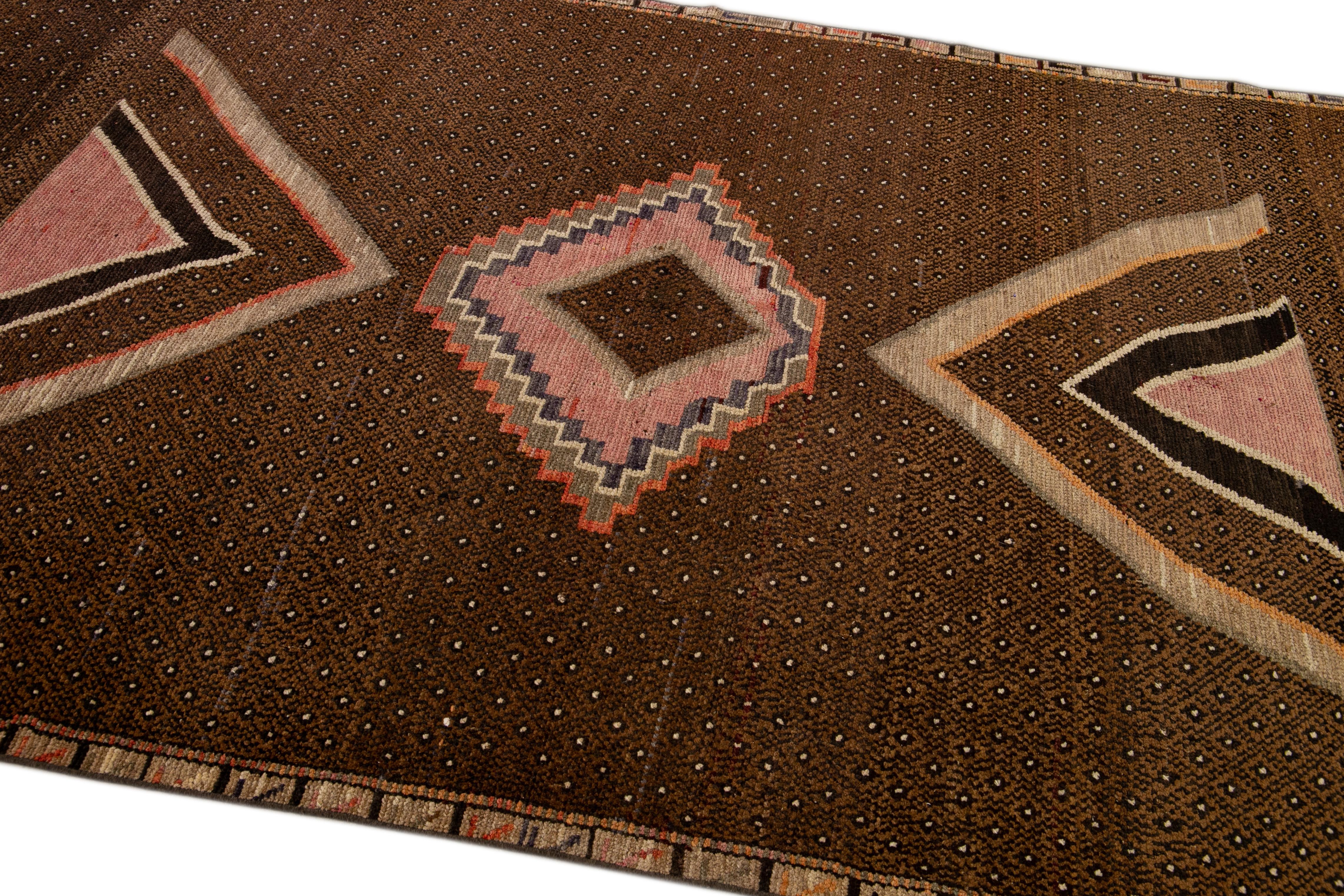 stanischer Kars Handgefertigter brauner geometrischer Wollteppich (Wolle) im Angebot